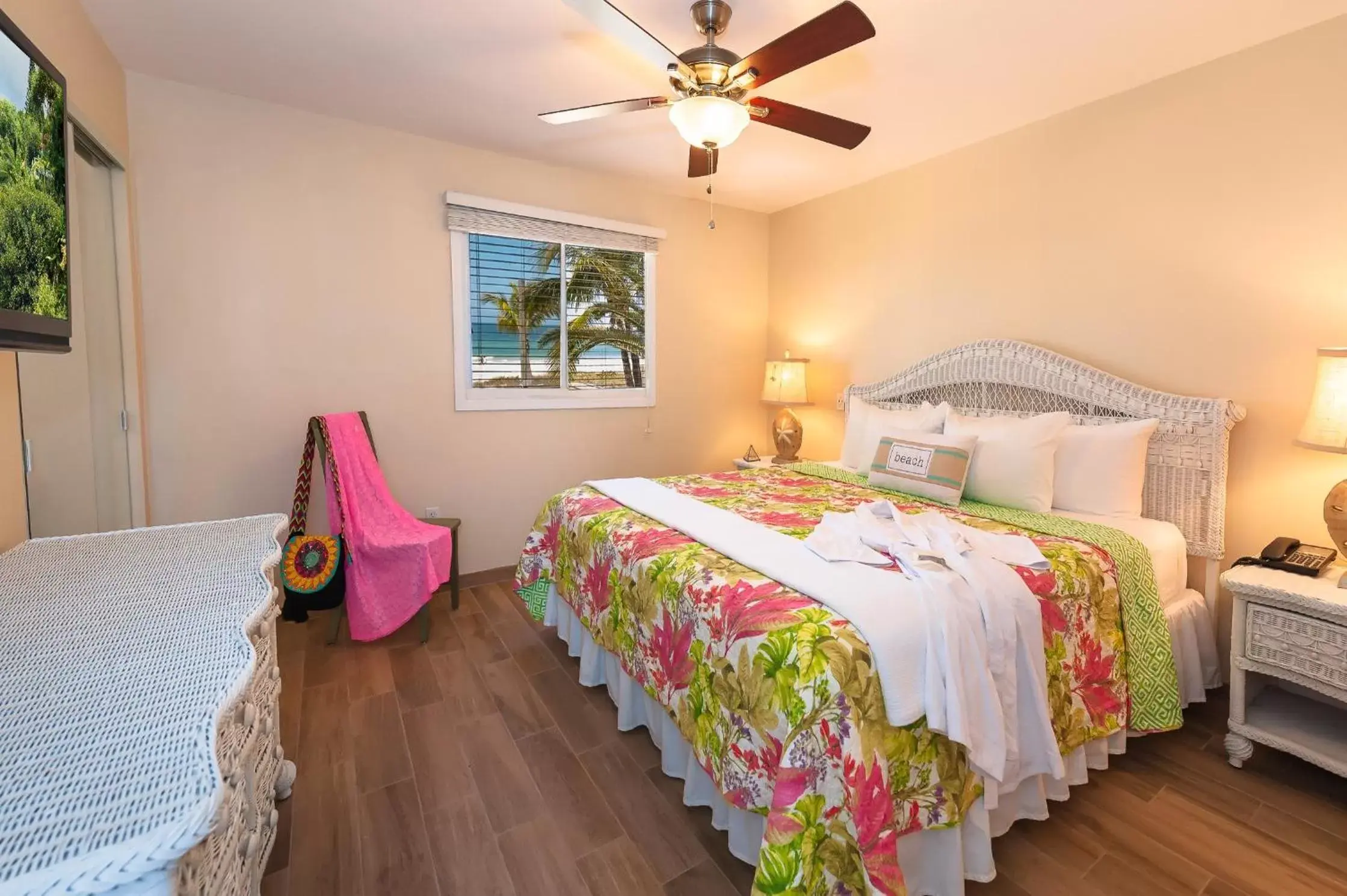 Bed in Cedar Cove Resort & Cottages