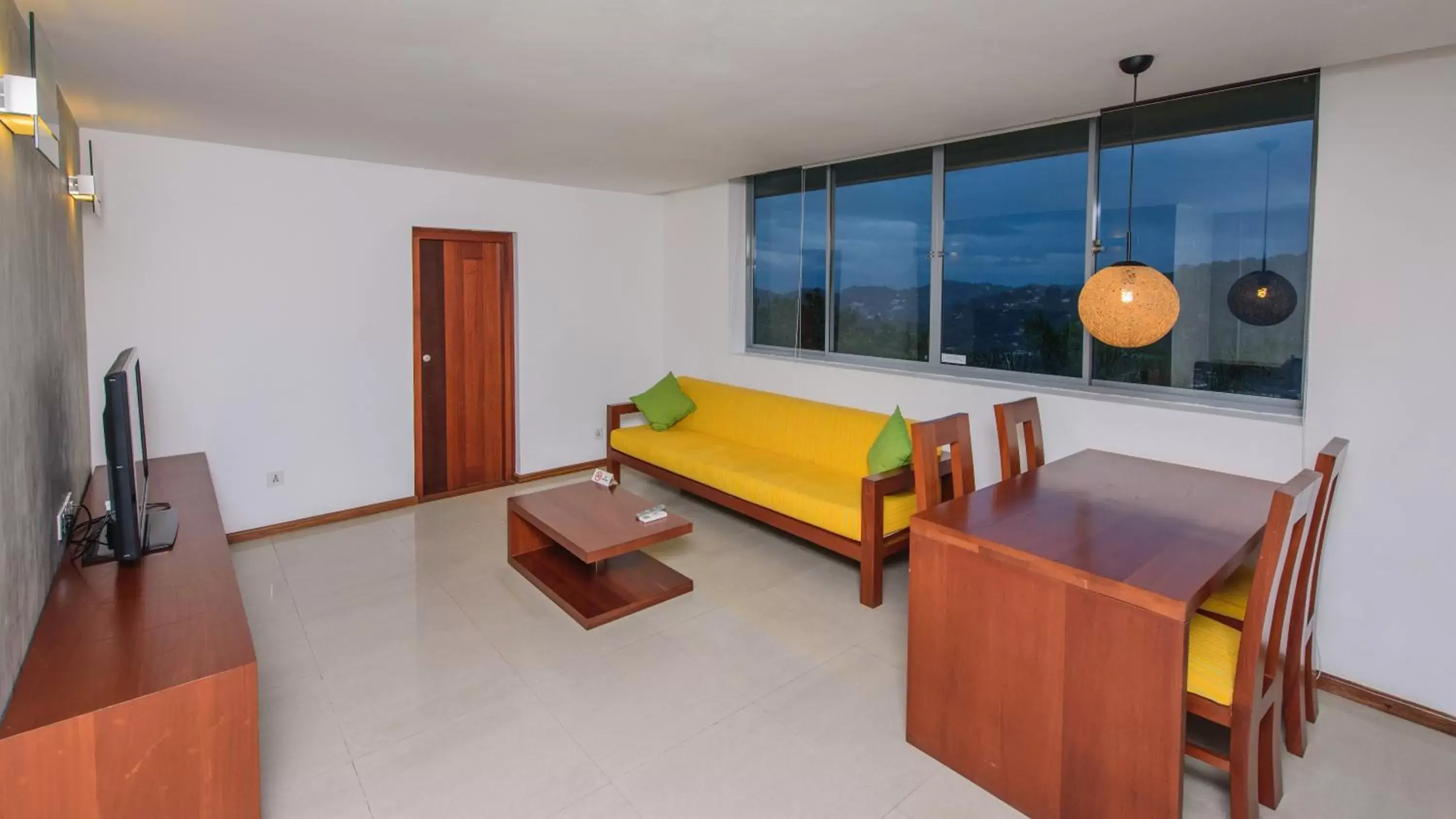 Bedroom, Seating Area in Hotel Topaz