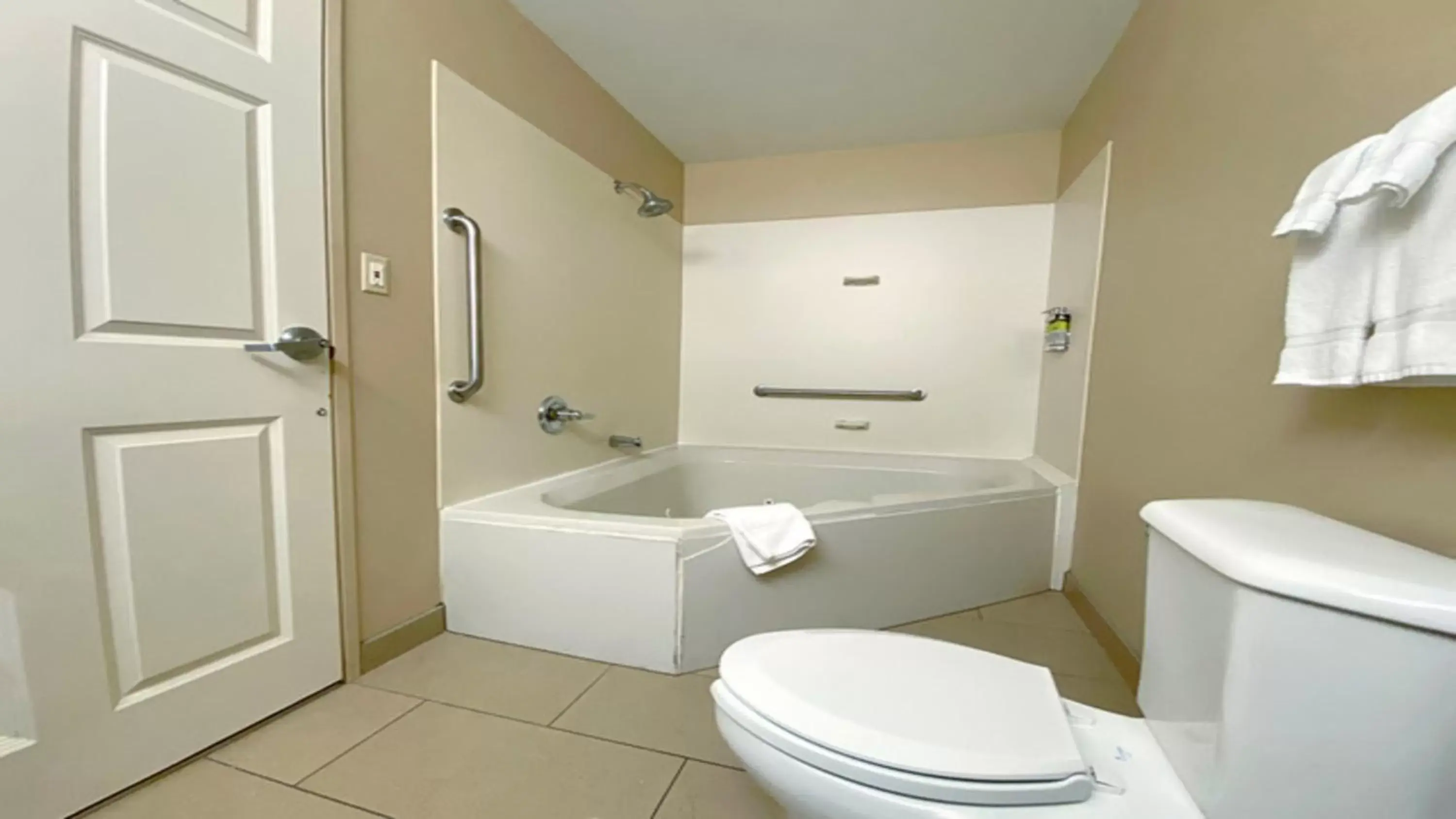 Bedroom, Bathroom in Holiday Inn Express Bloomington West, an IHG Hotel