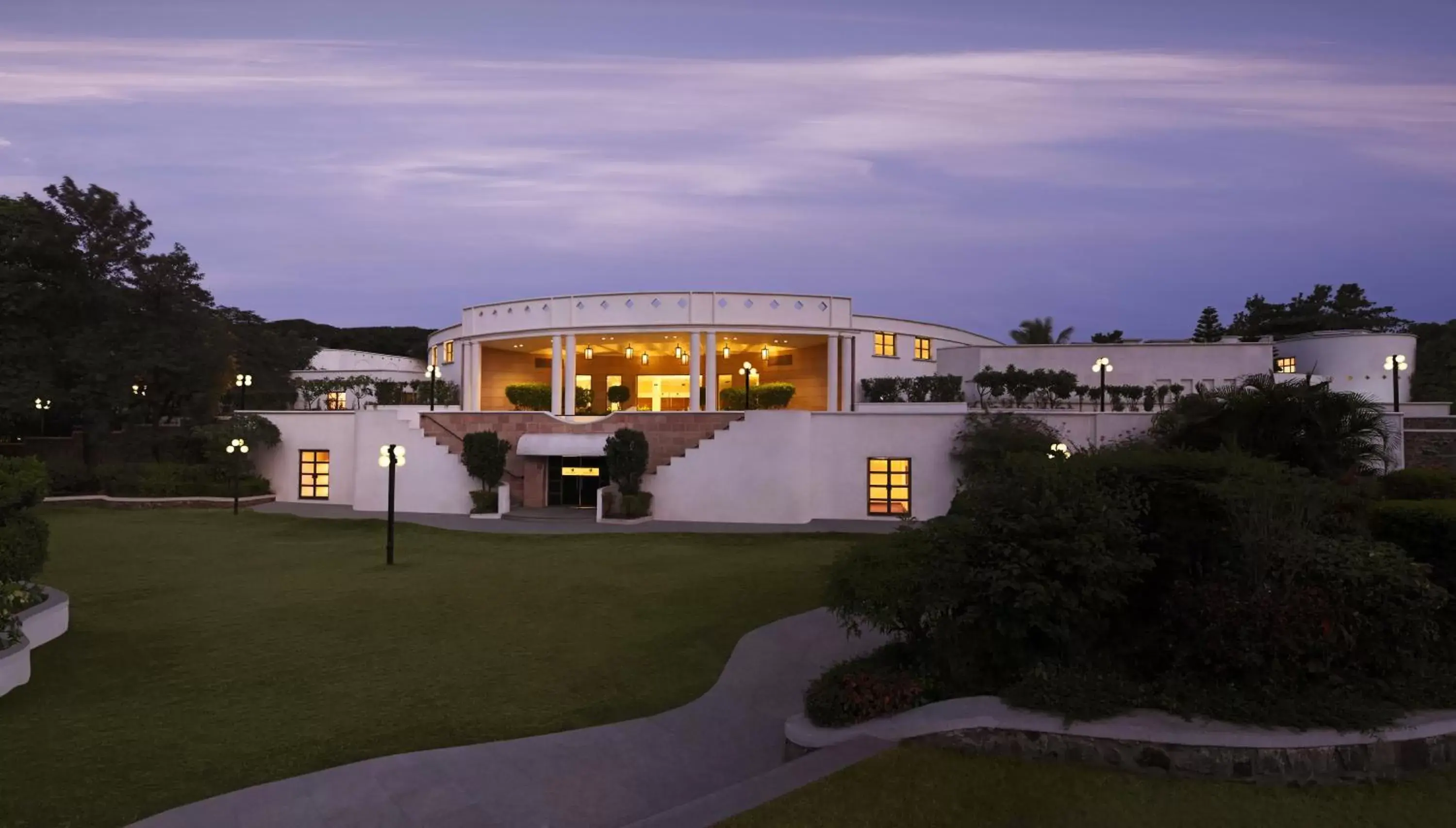 Facade/entrance in Lemon Tree Hotel, Aurangabad Facade/entrance in Lemon Tree Hotel, Aurangabad