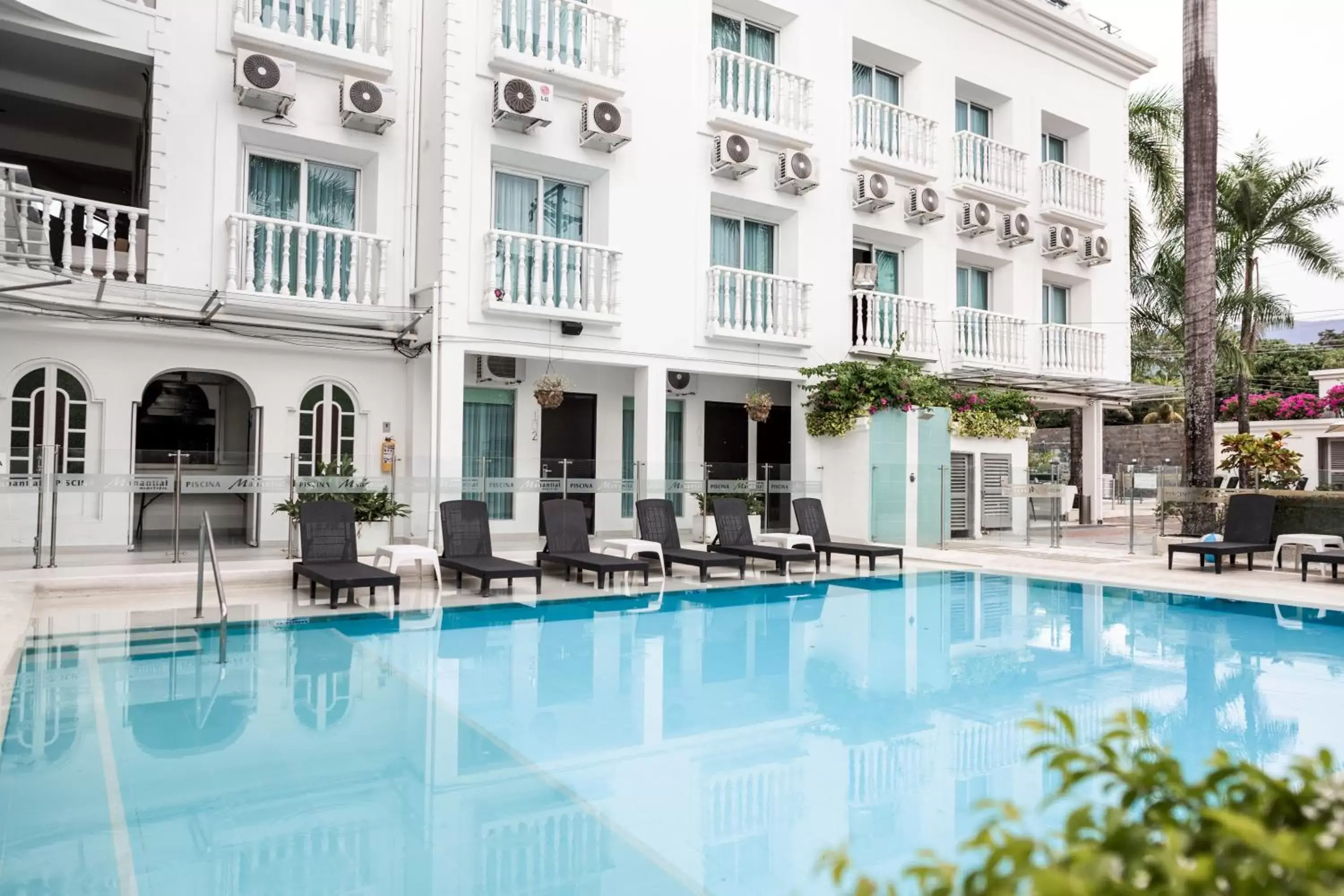 Swimming Pool in Hotel Manantial Melgar