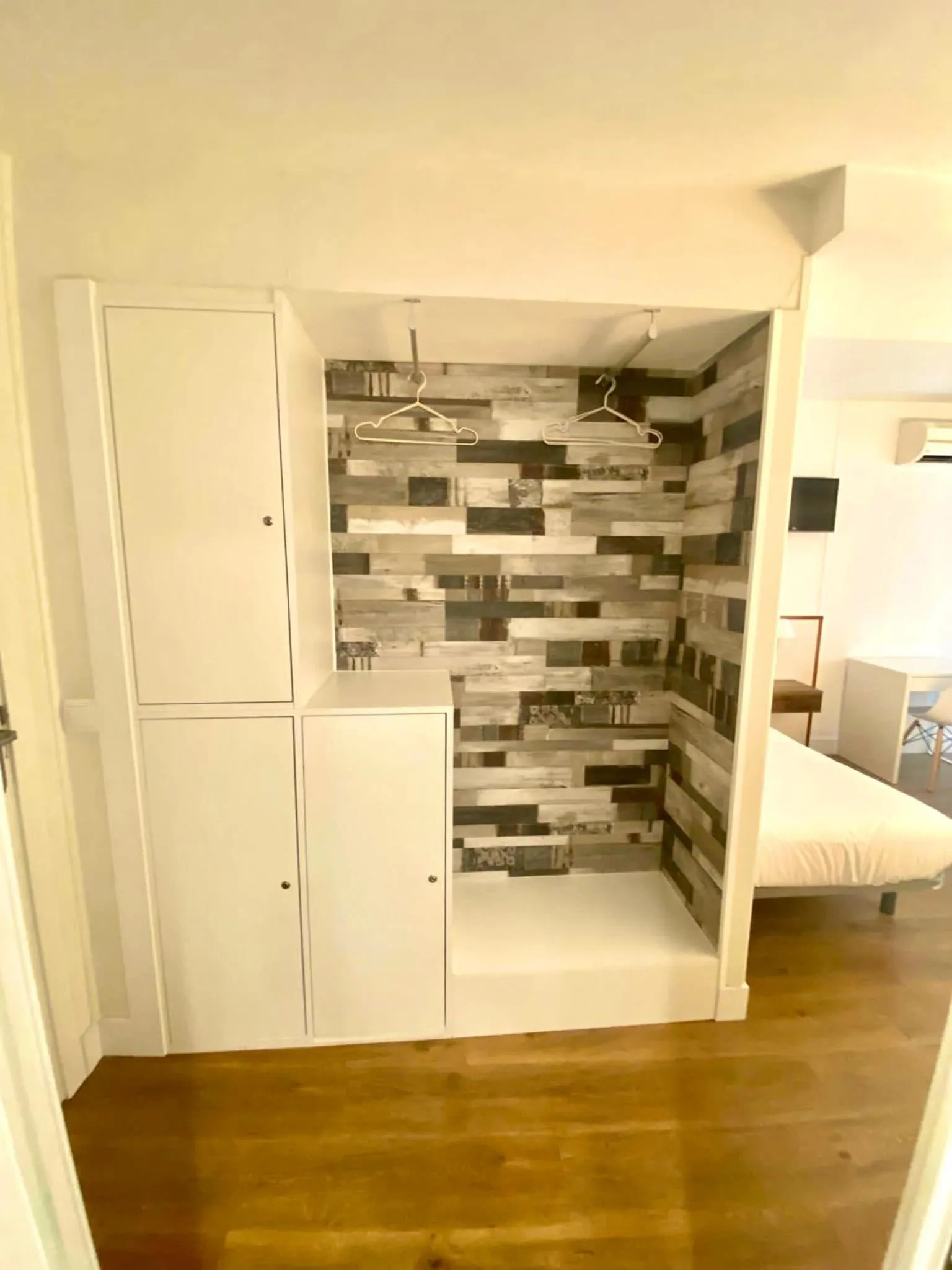 wardrobe, Bed in Far Home Gran Vía