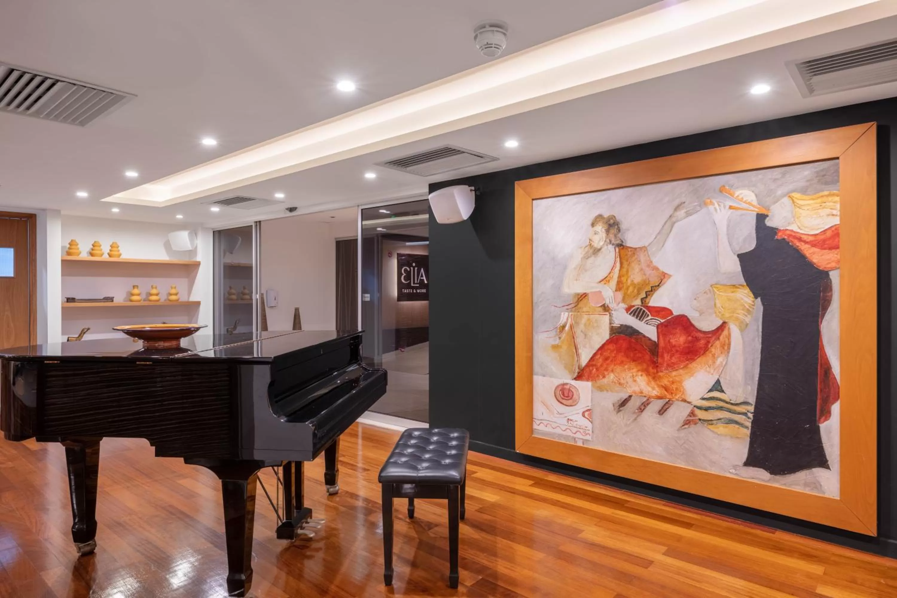 Restaurant/places to eat in Napa Mermaid Hotel & Suites