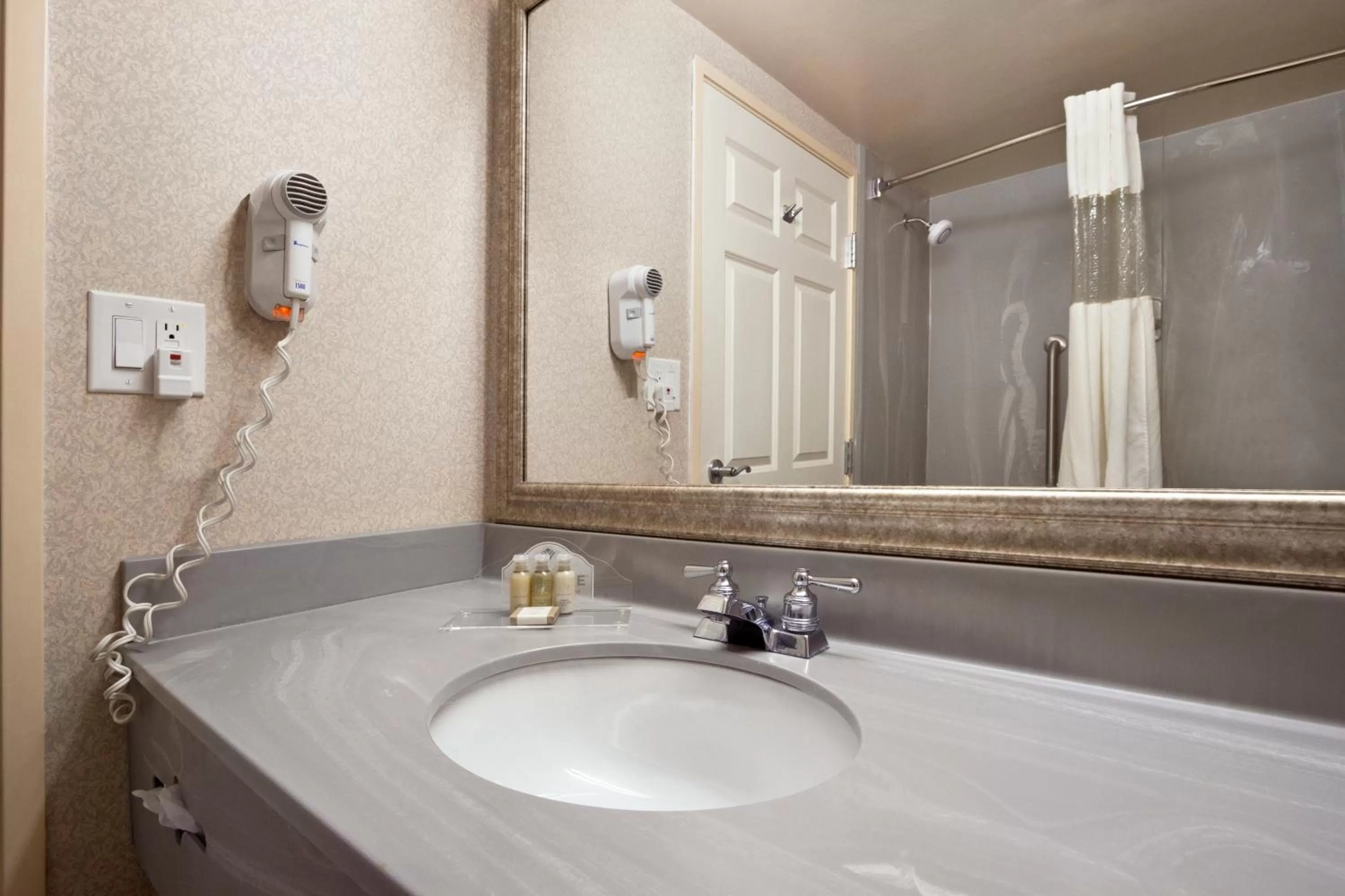 Bathroom in Wingate by Wyndham Augusta Fort Eisenhower