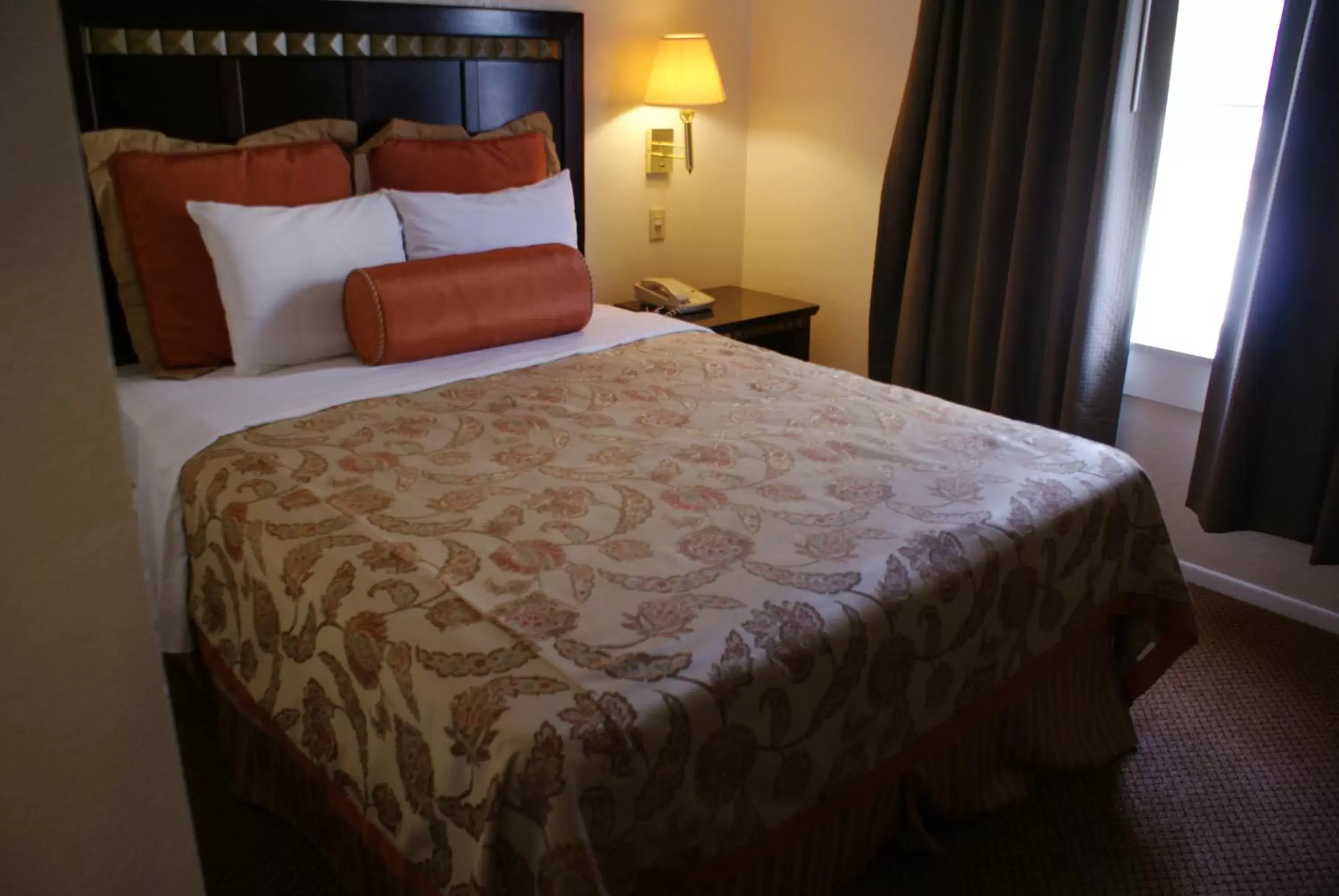 Bed in Harborview Inn & Suites-Convention Center-Airport-Gaslamp-Seaworld-Zoo-Balboa Park