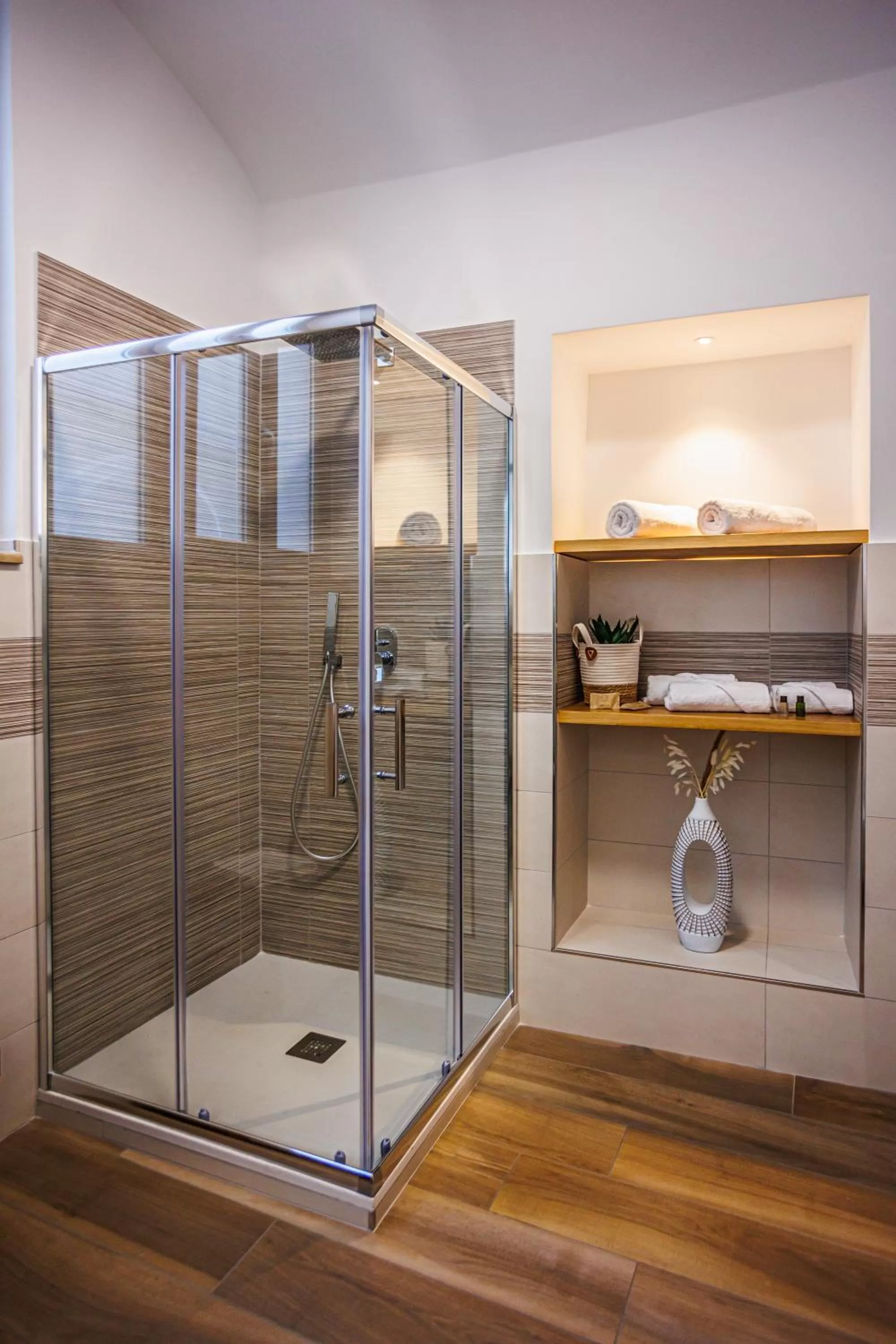 Shower, Bathroom in Peca's room