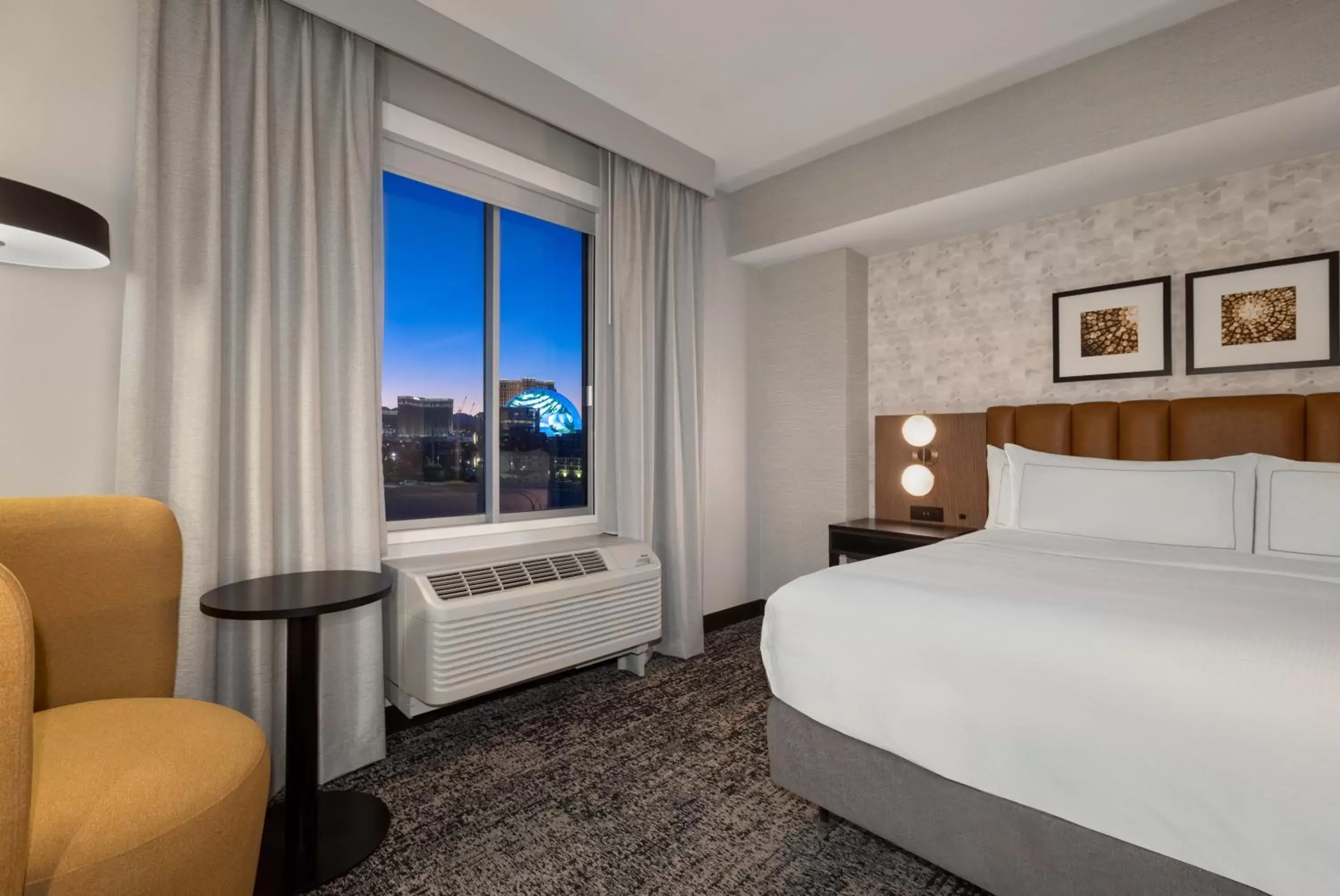 Bedroom, Bed in DoubleTree by Hilton Las Vegas East Flamingo