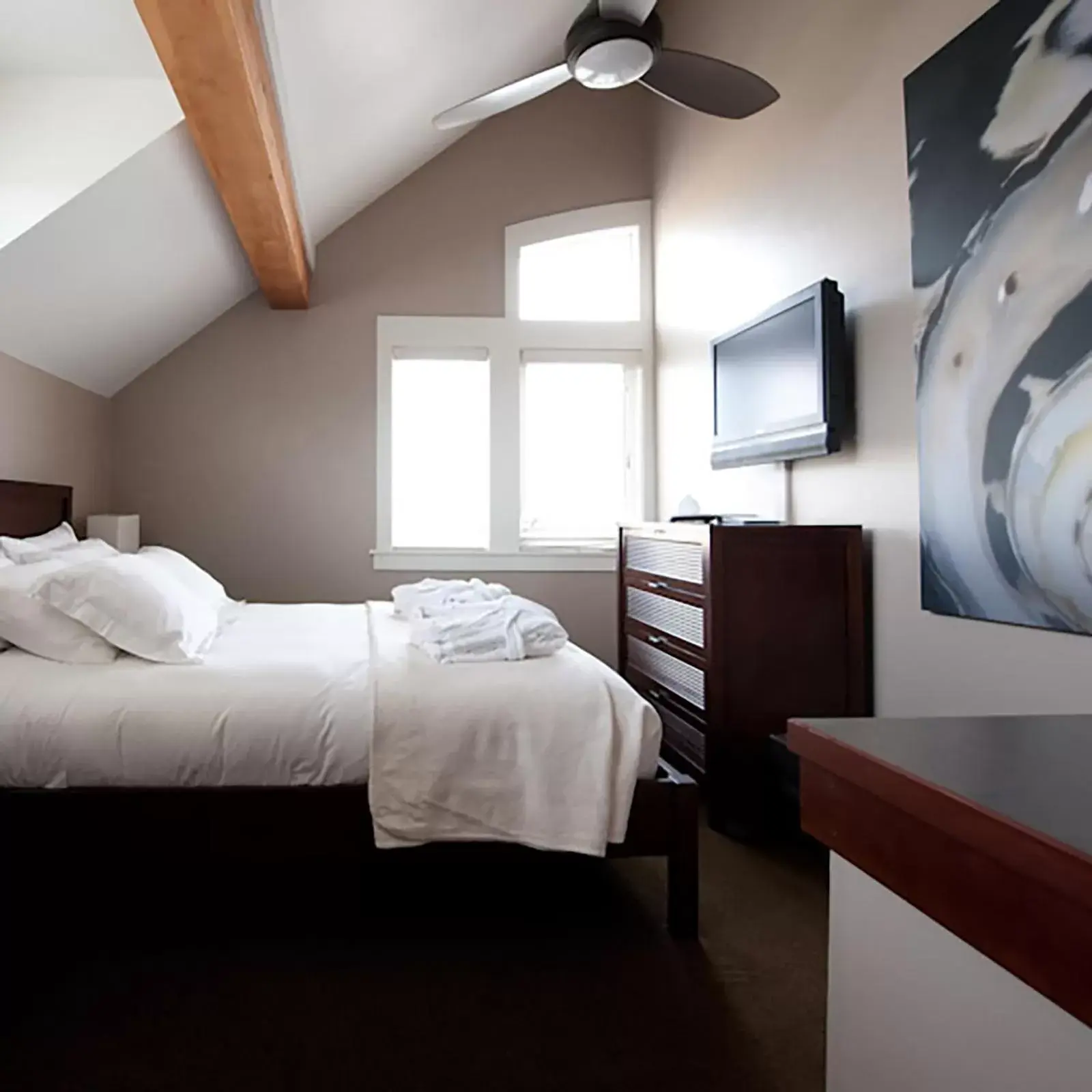 Bedroom, Bed in Bird Rock Hotel