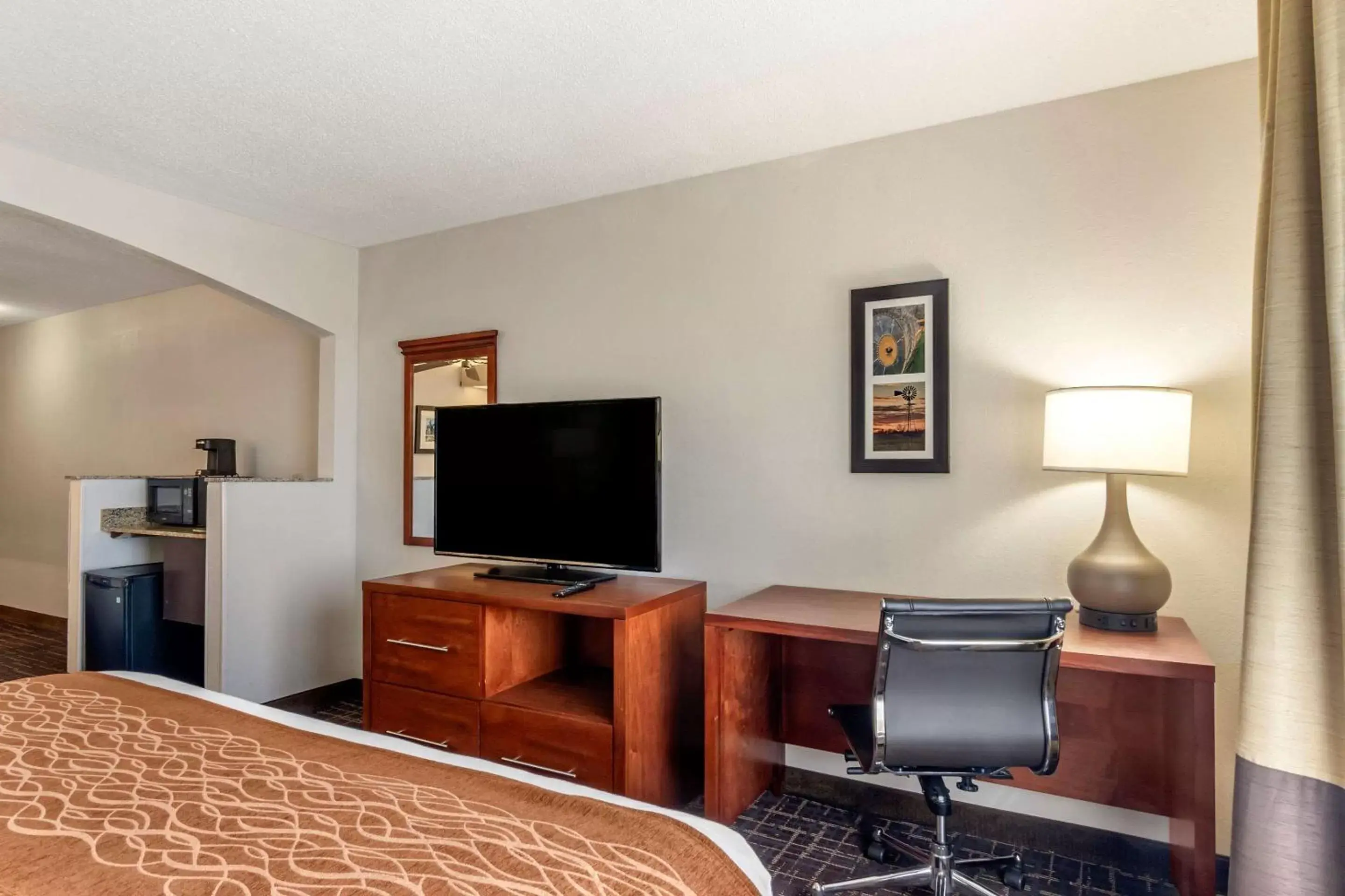 Photo of the whole room, TV/Entertainment Center in Comfort Inn & Suites Lees Summit -Kansas City