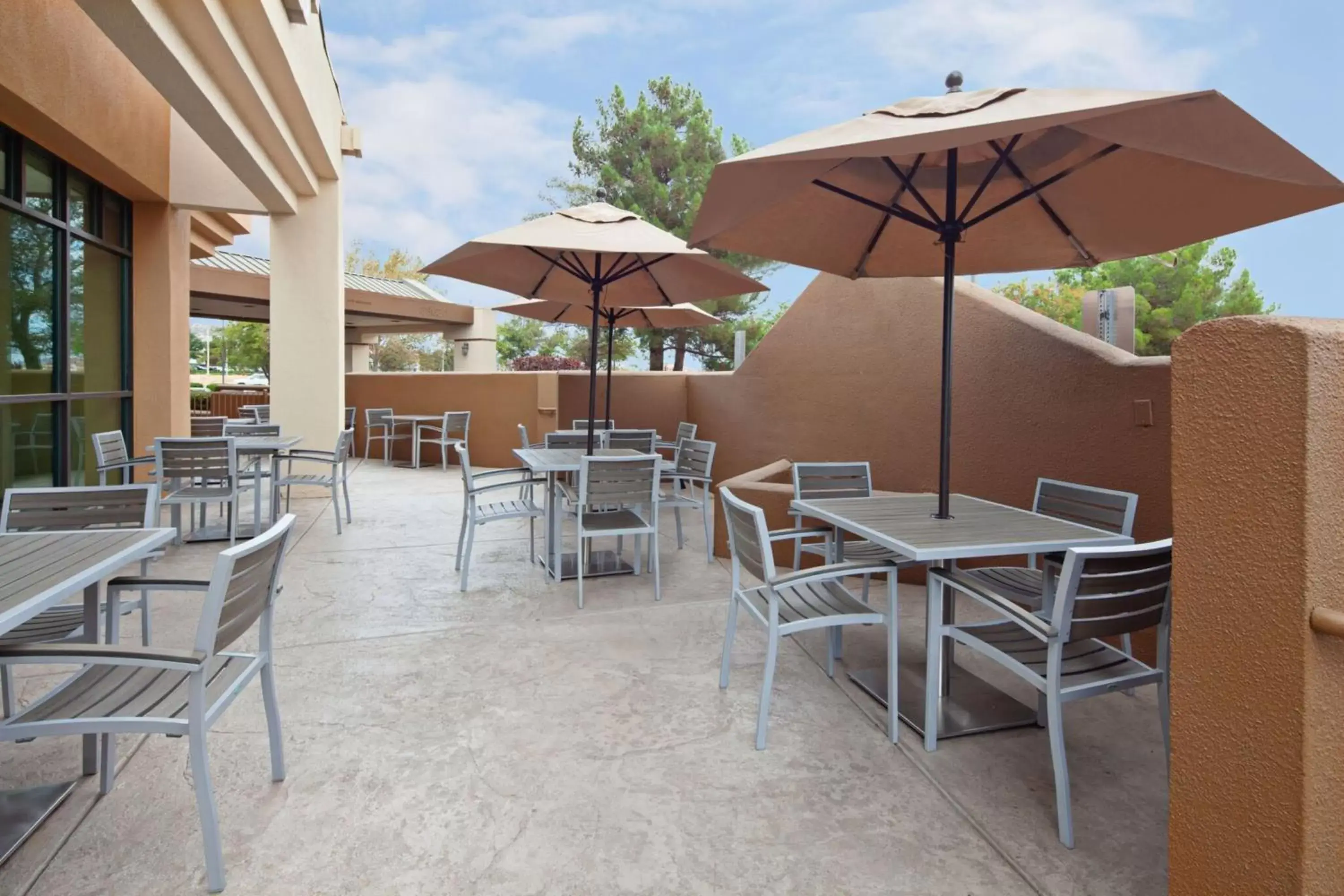 Property building, Restaurant/Places to Eat in Holiday Inn Palmdale-Lancaster, an IHG Hotel