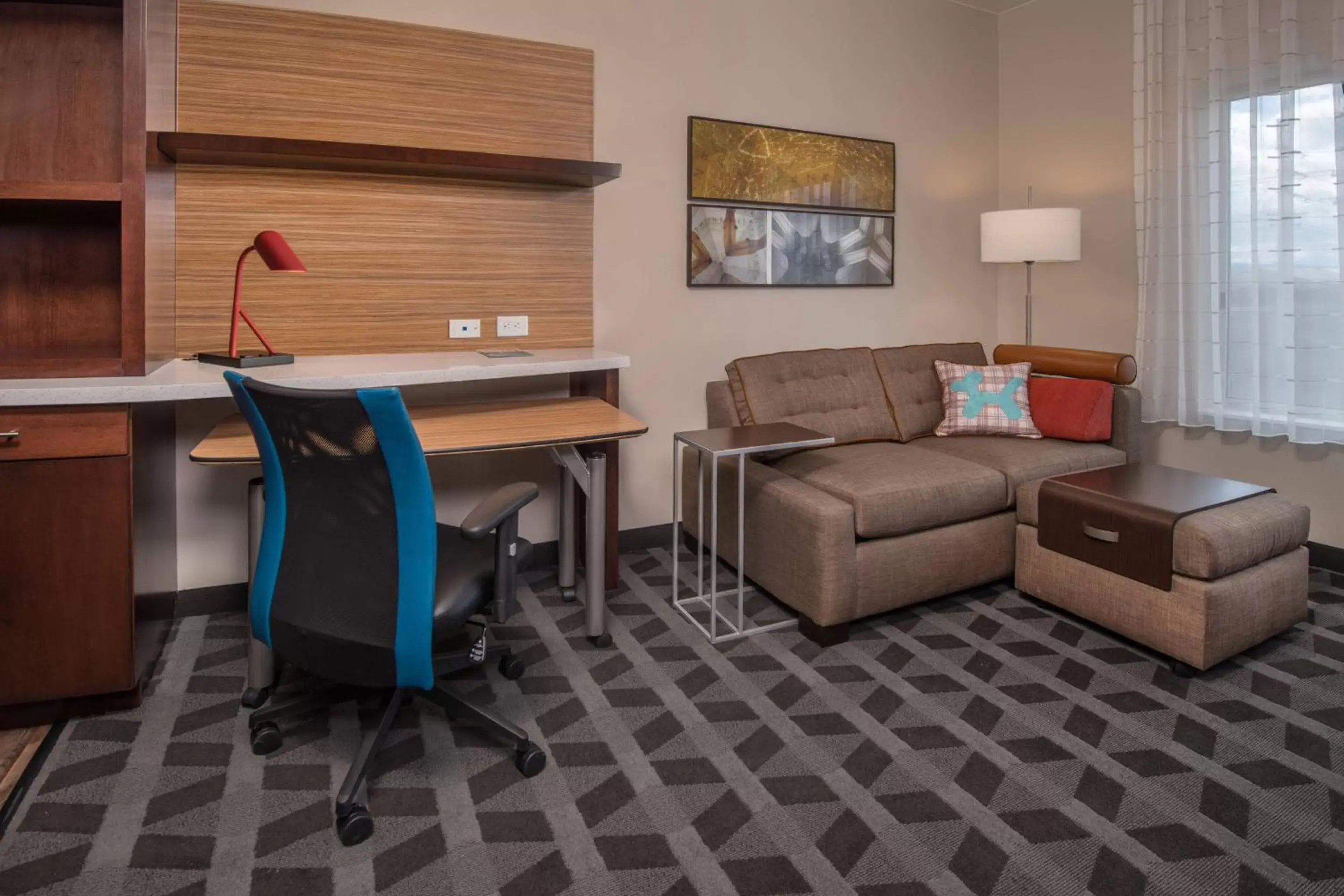 Photo of the whole room, Seating Area in TownePlace Suites by Marriott Altoona