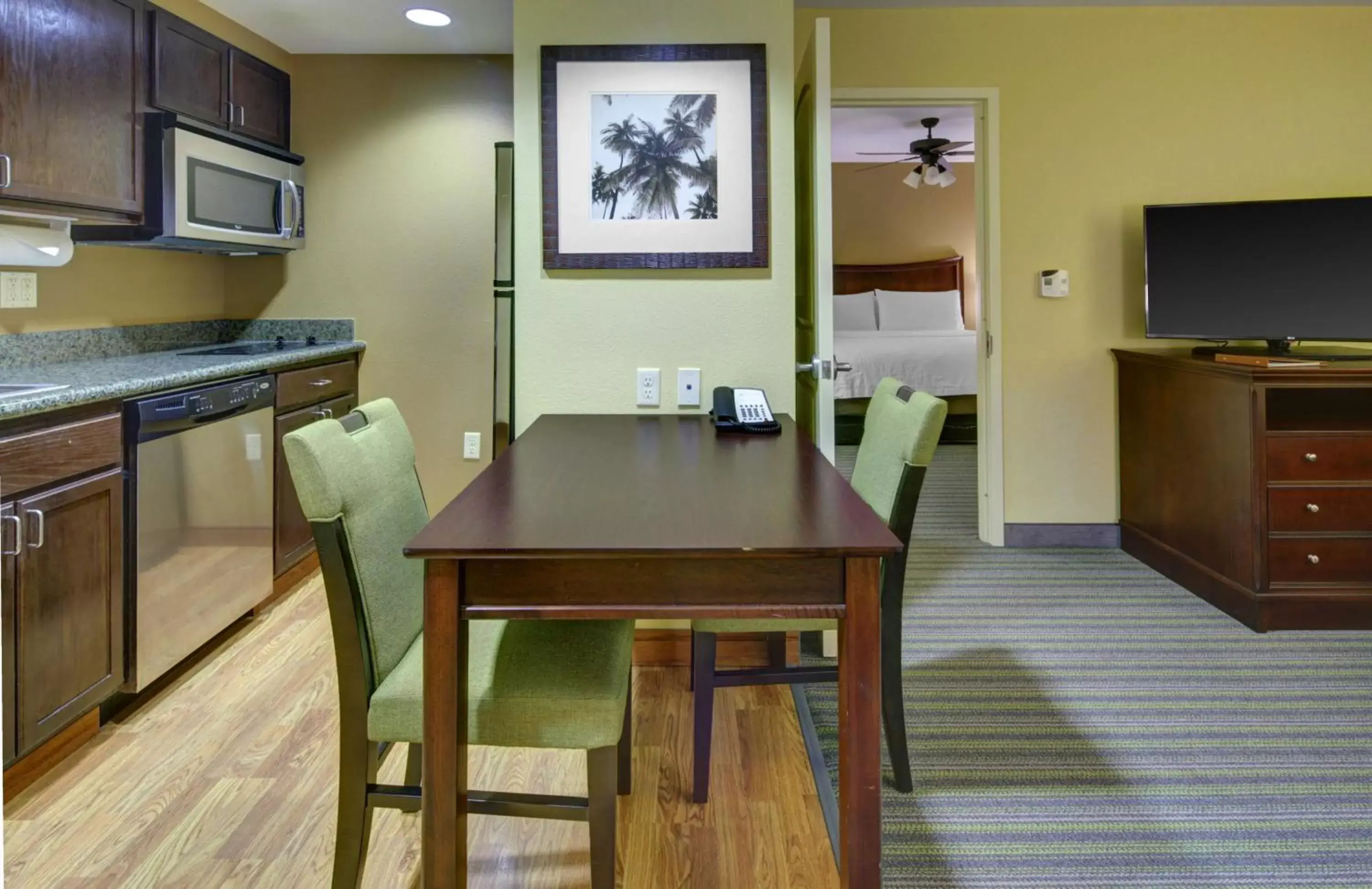 Kitchen or kitchenette, Dining Area in Homewood Suites by Hilton West Palm Beach