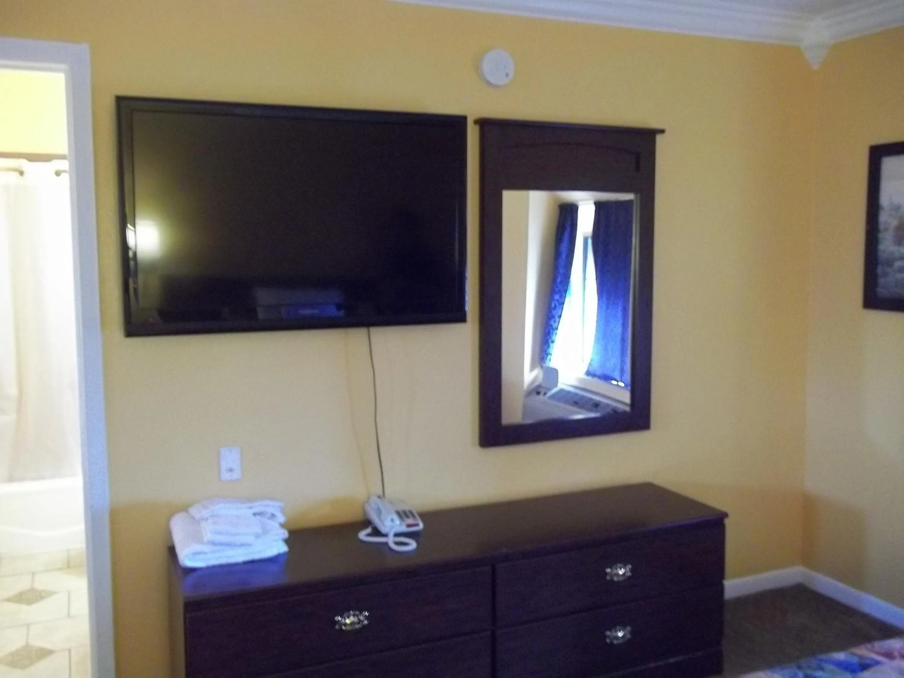 TV and multimedia in Scottish Inns Galveston