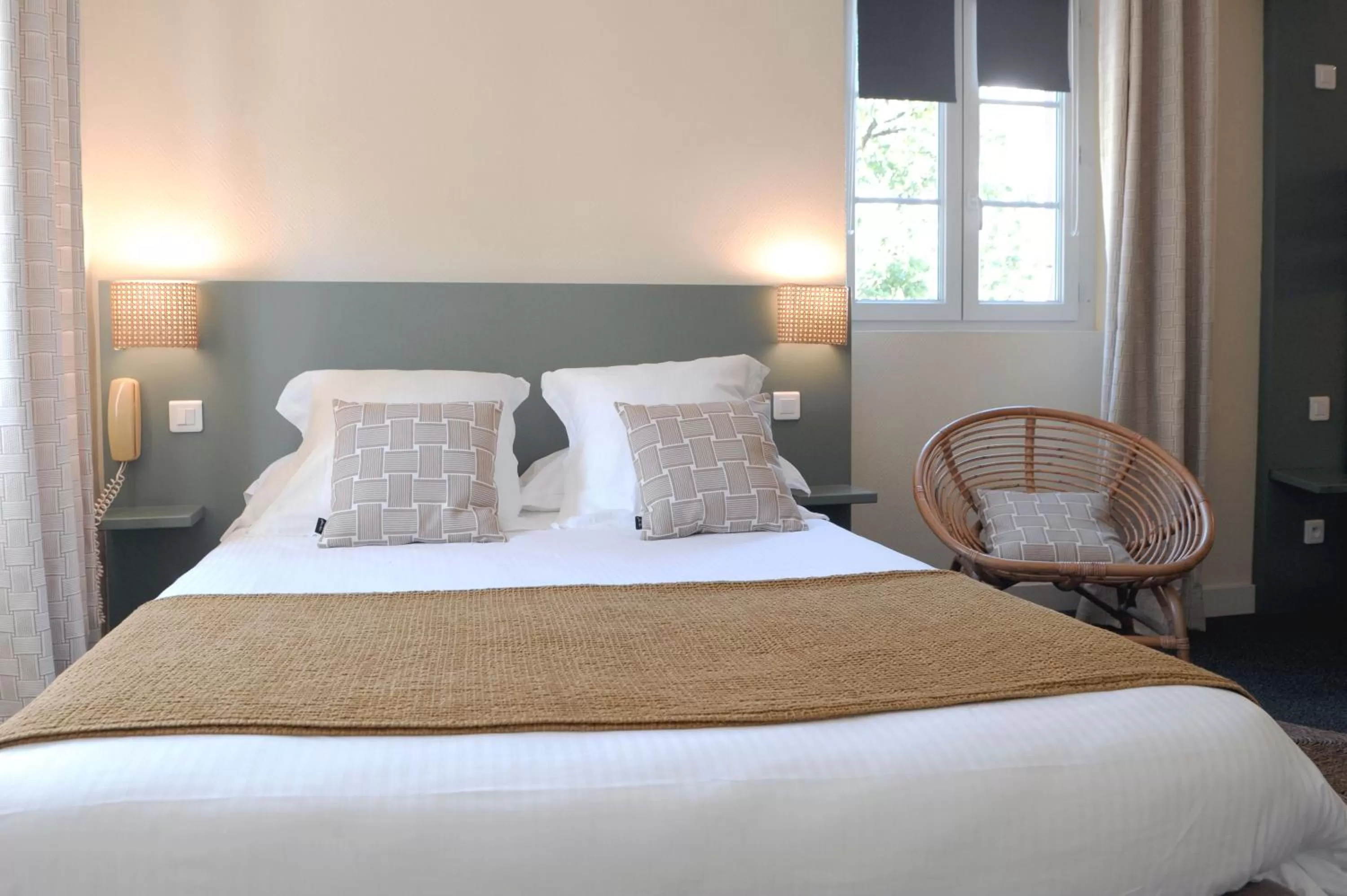 Bed in Logis Hôtel du Chêne