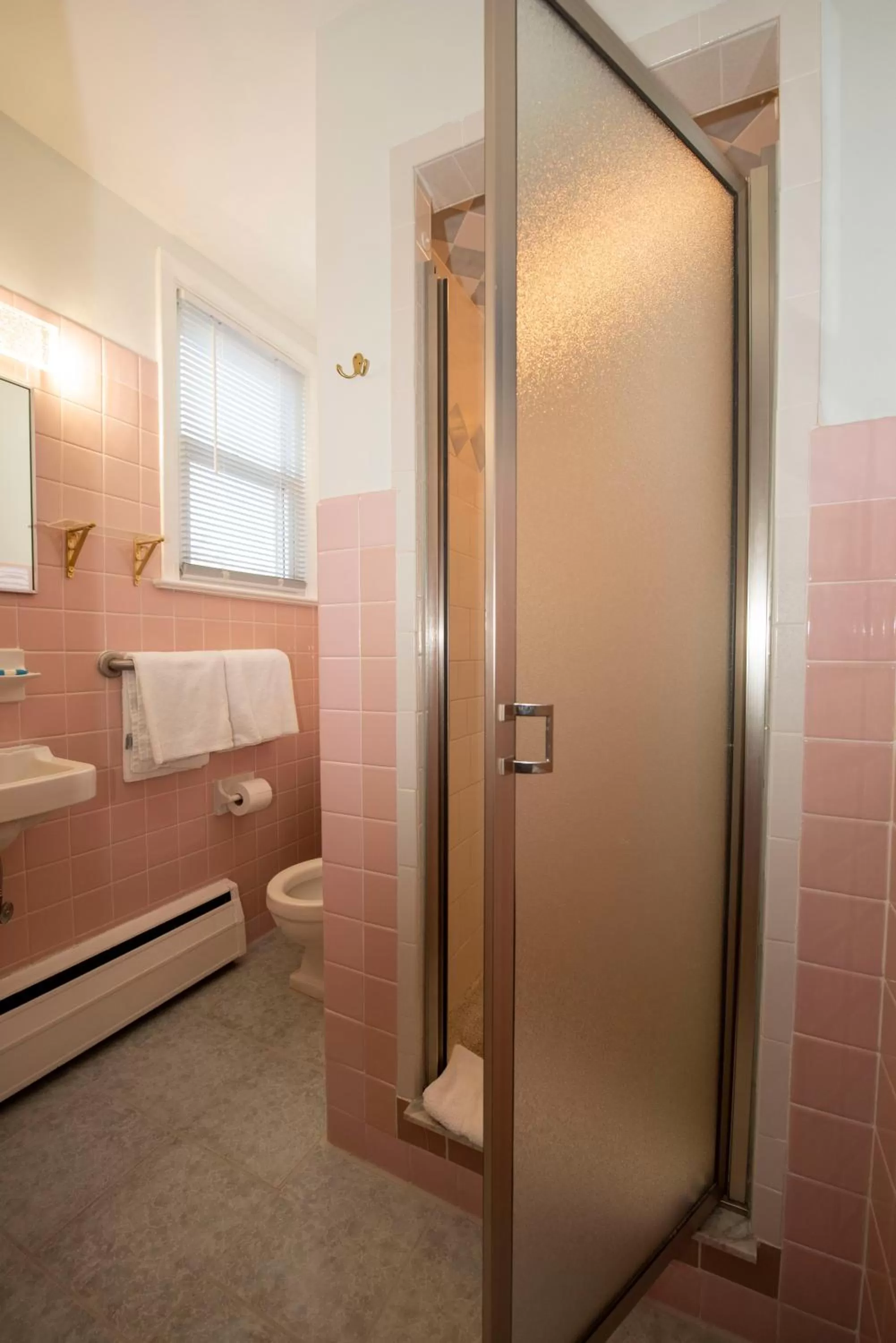 Bathroom in Simmons Motel and Suites