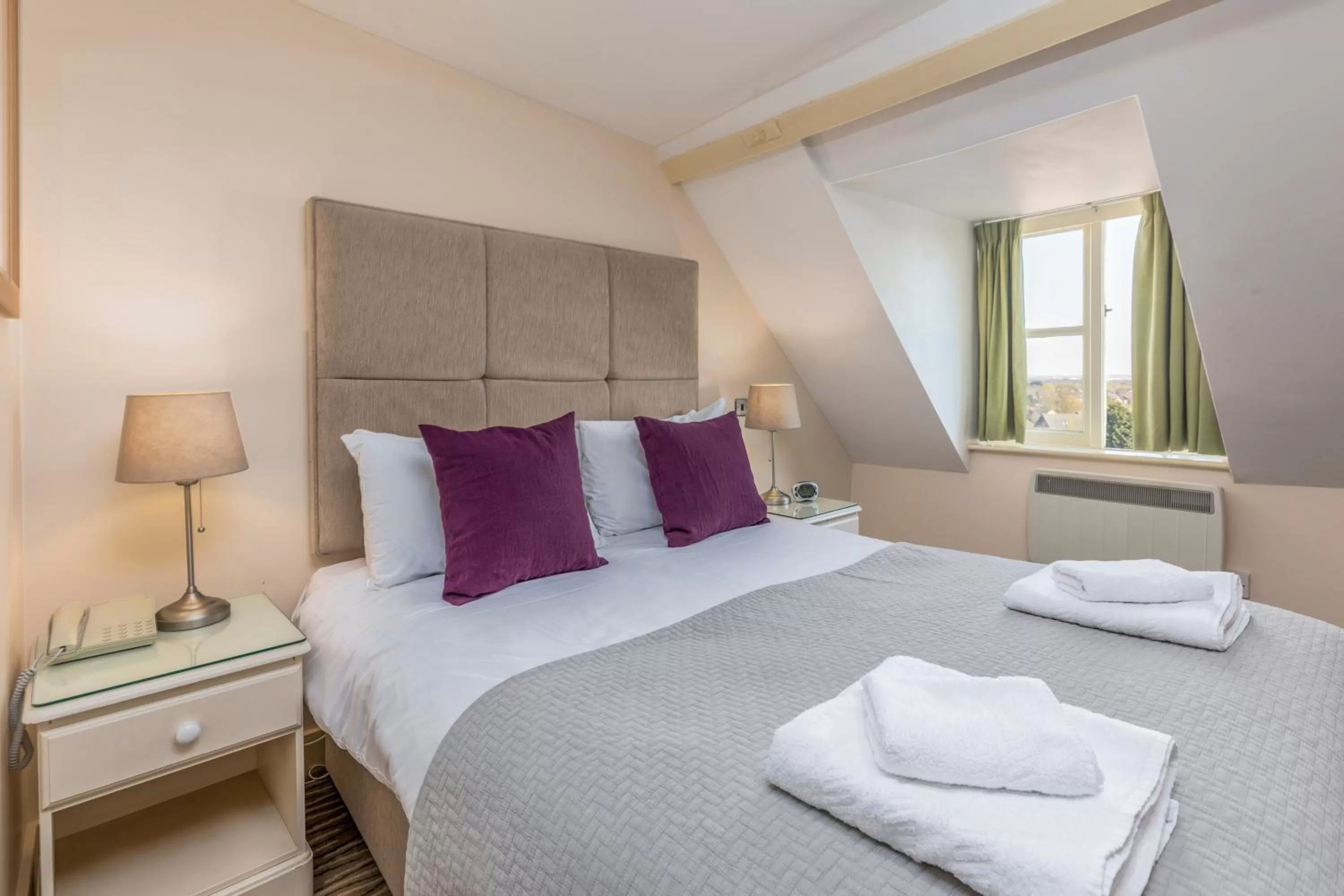 Bedroom, Bed in Swan Revived Hotel