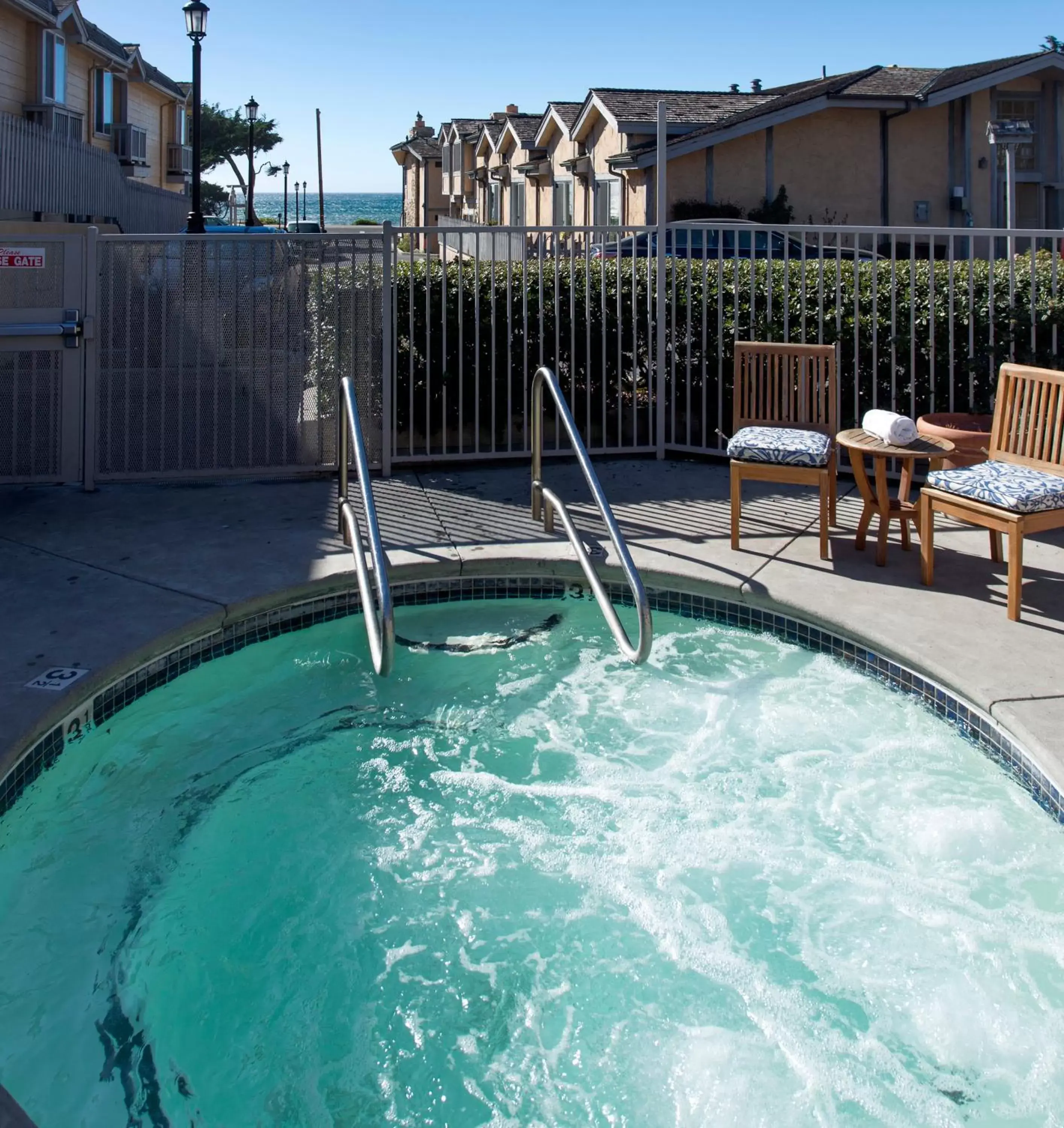 Hot Tub, Swimming Pool in Pelican Inn & Suites