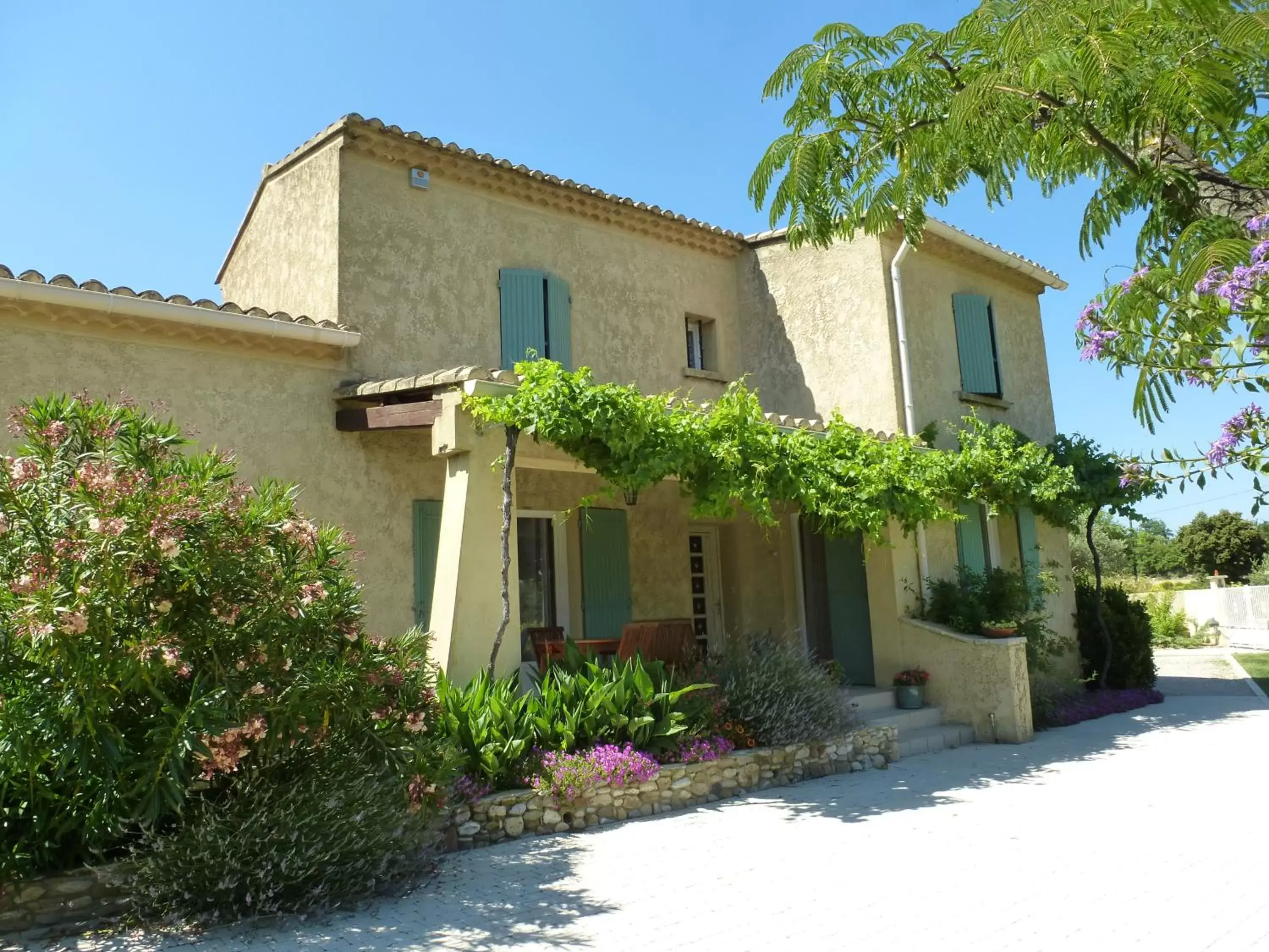 Facade/entrance, Property Building in CHAMBRES D'HÔTES CLIMATISÉES avec CUISINE d'ÉTÉ "VILLA GOUR du PEYROL"