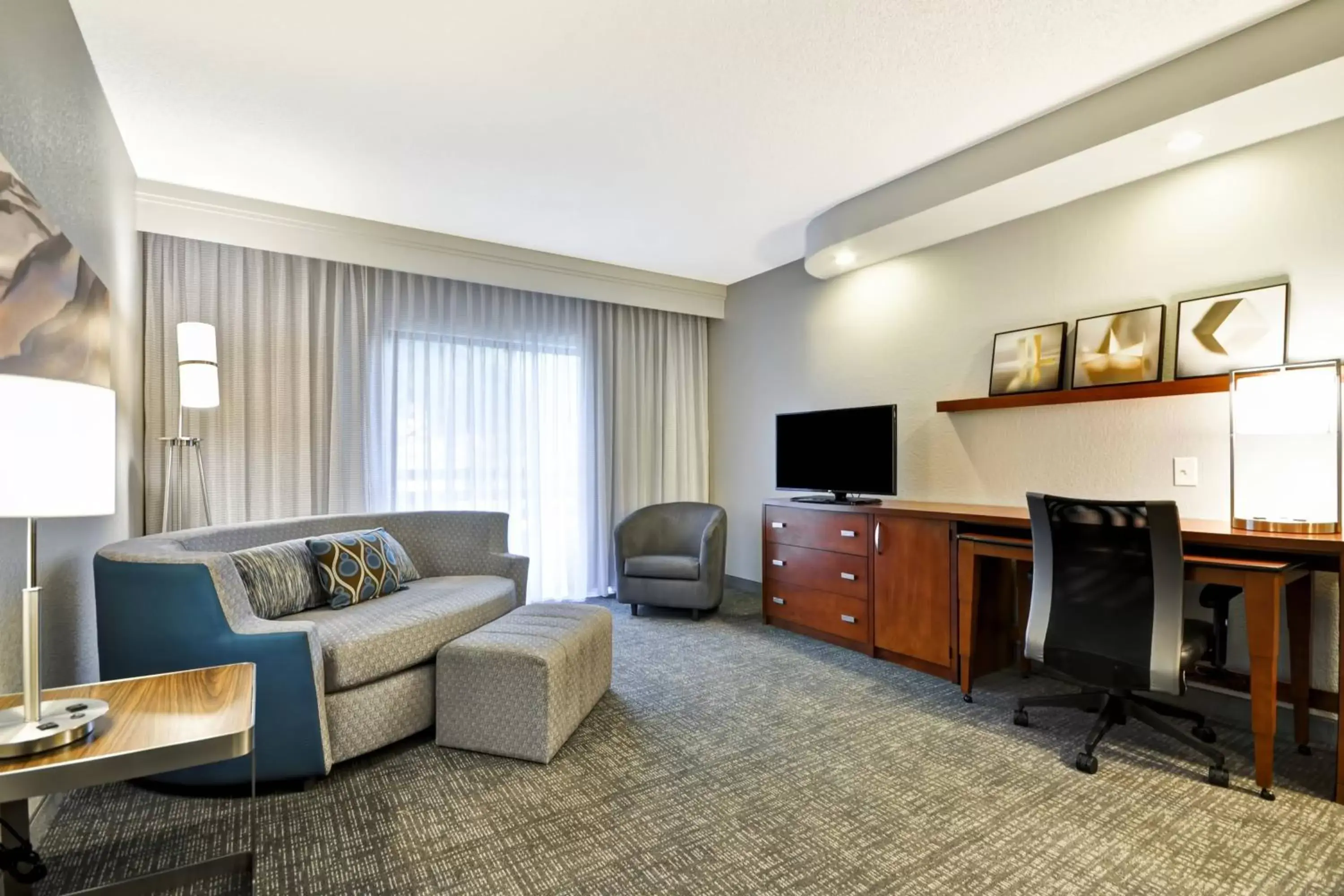 Living room, Seating Area in Courtyard Dallas Medical Market Center