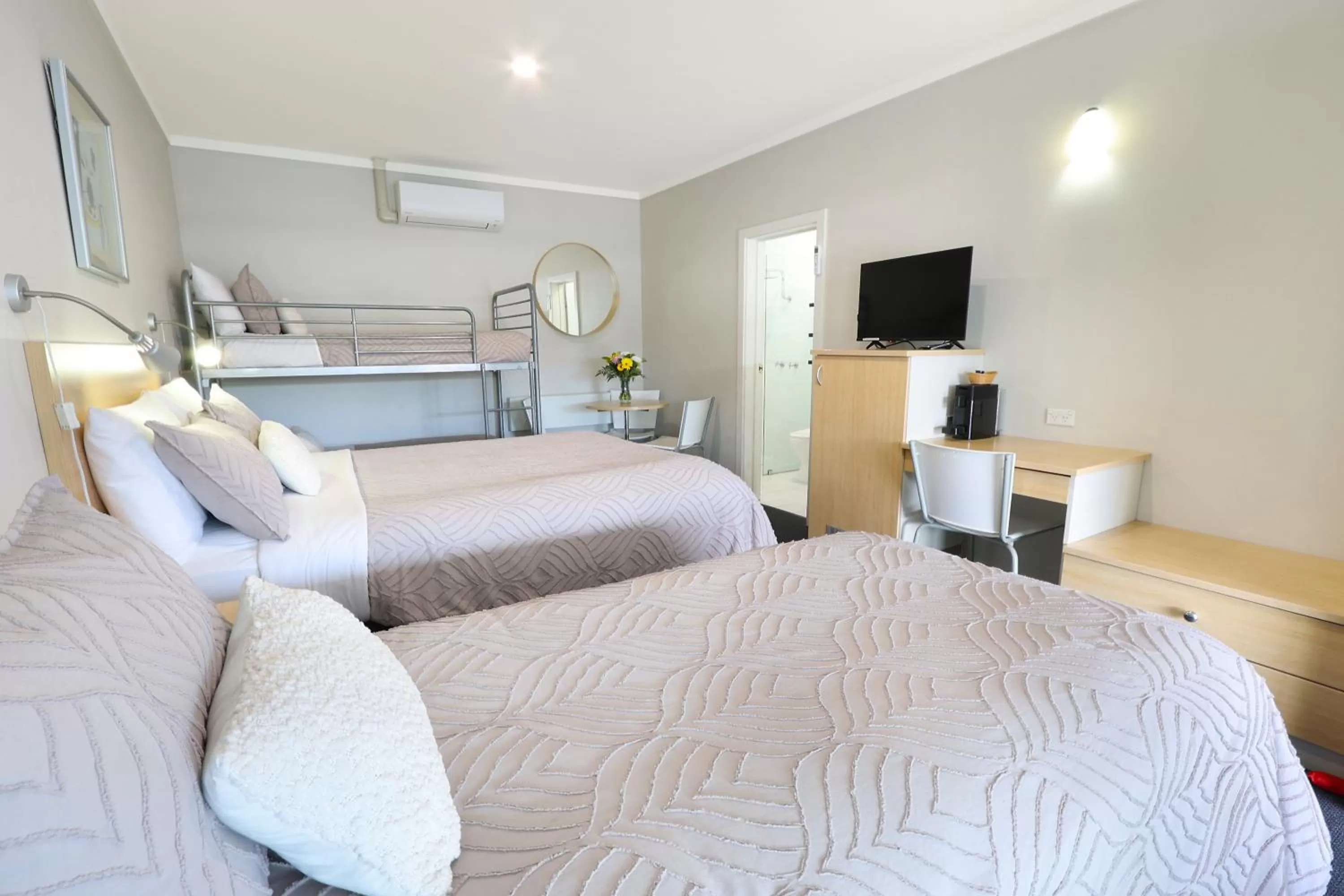 TV and multimedia, Bed in Nebula Motel