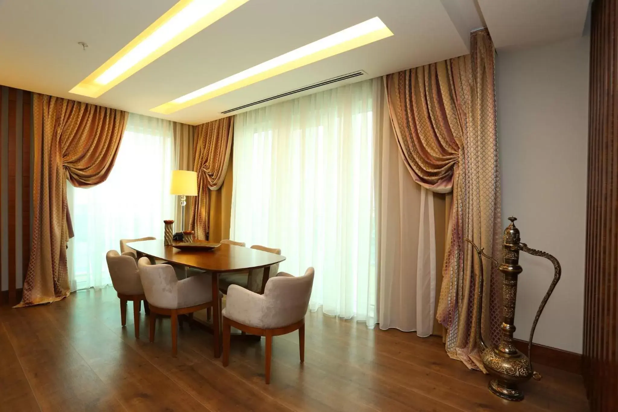 Photo of the whole room, Dining Area in Holiday Inn Ankara - Cukurambar, an IHG Hotel