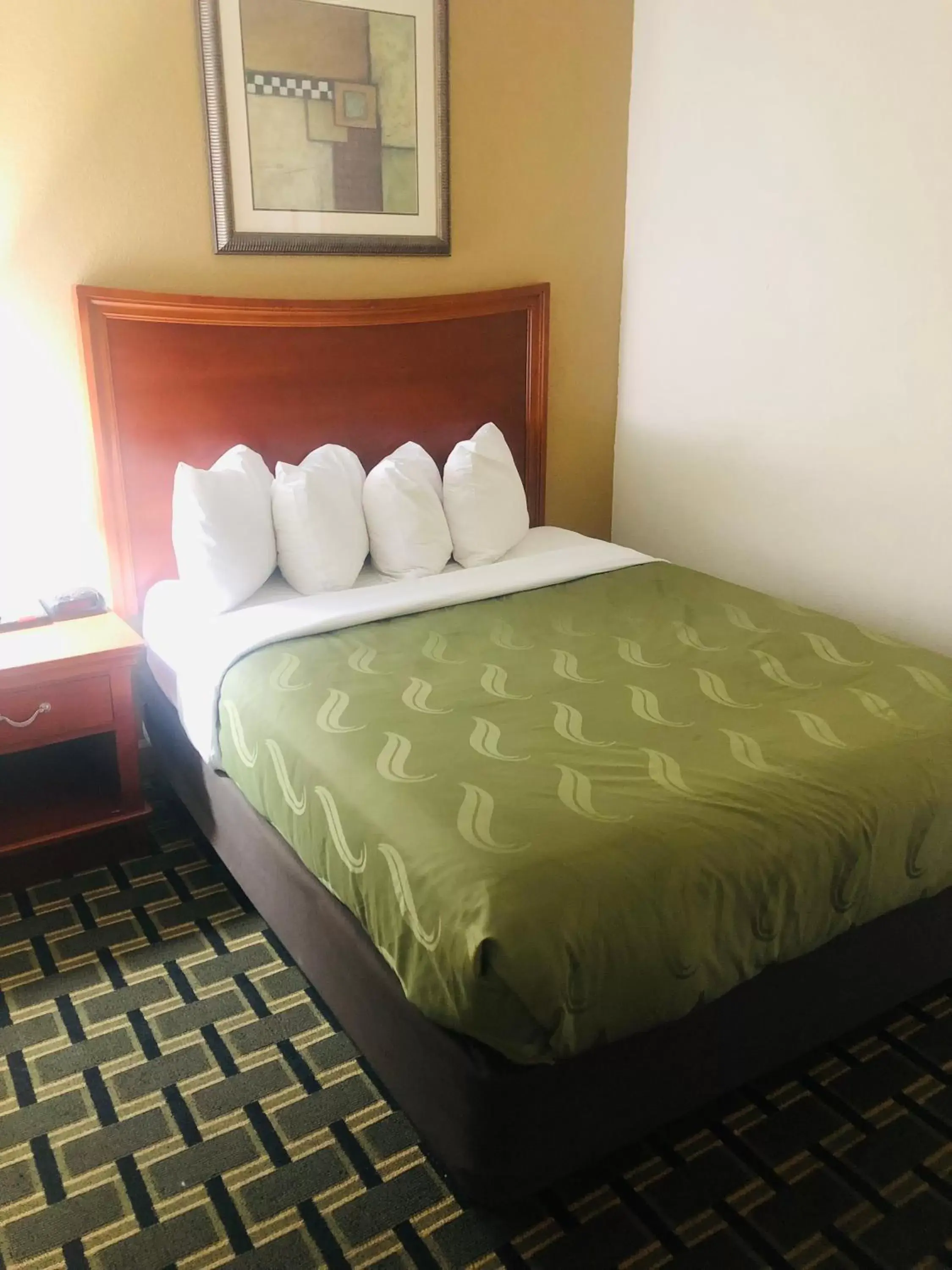 Bed in Quail Inn and Suites - Myrtle Beach