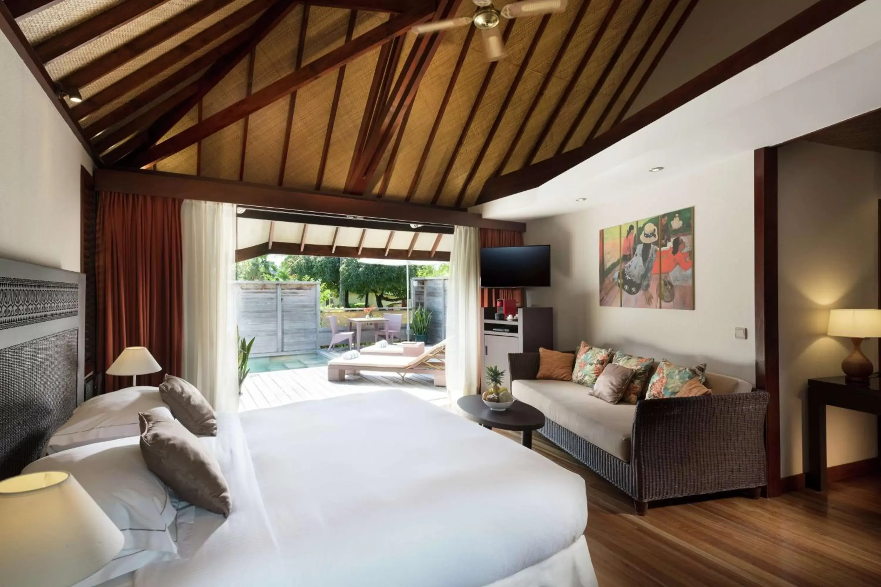 Living room, Bed in Hilton Moorea Lagoon Resort & Spa Living room, Bed in Hilton Moorea Lagoon Resort & Spa