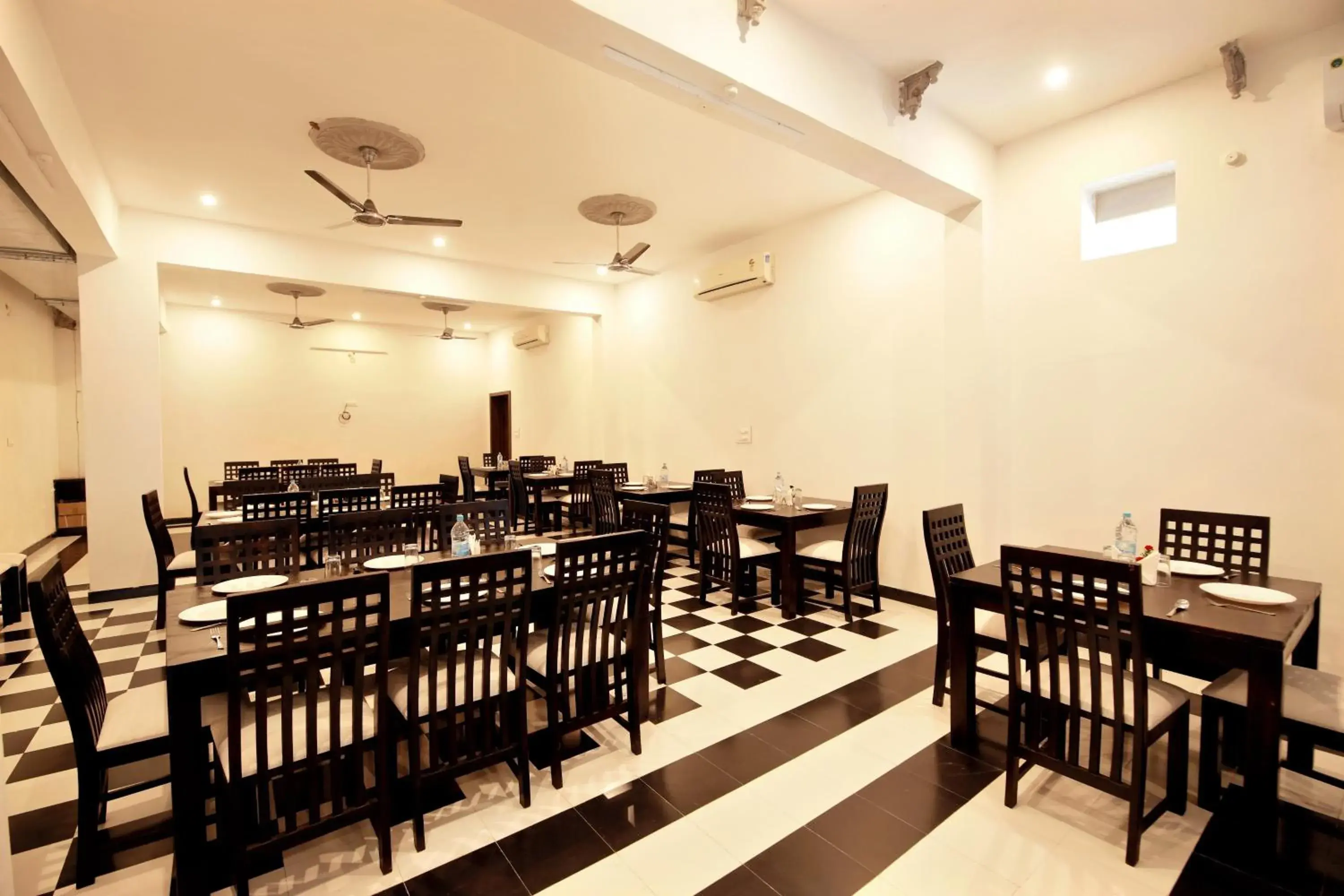 Restaurant/Places to Eat in The Kanchangarh Resort