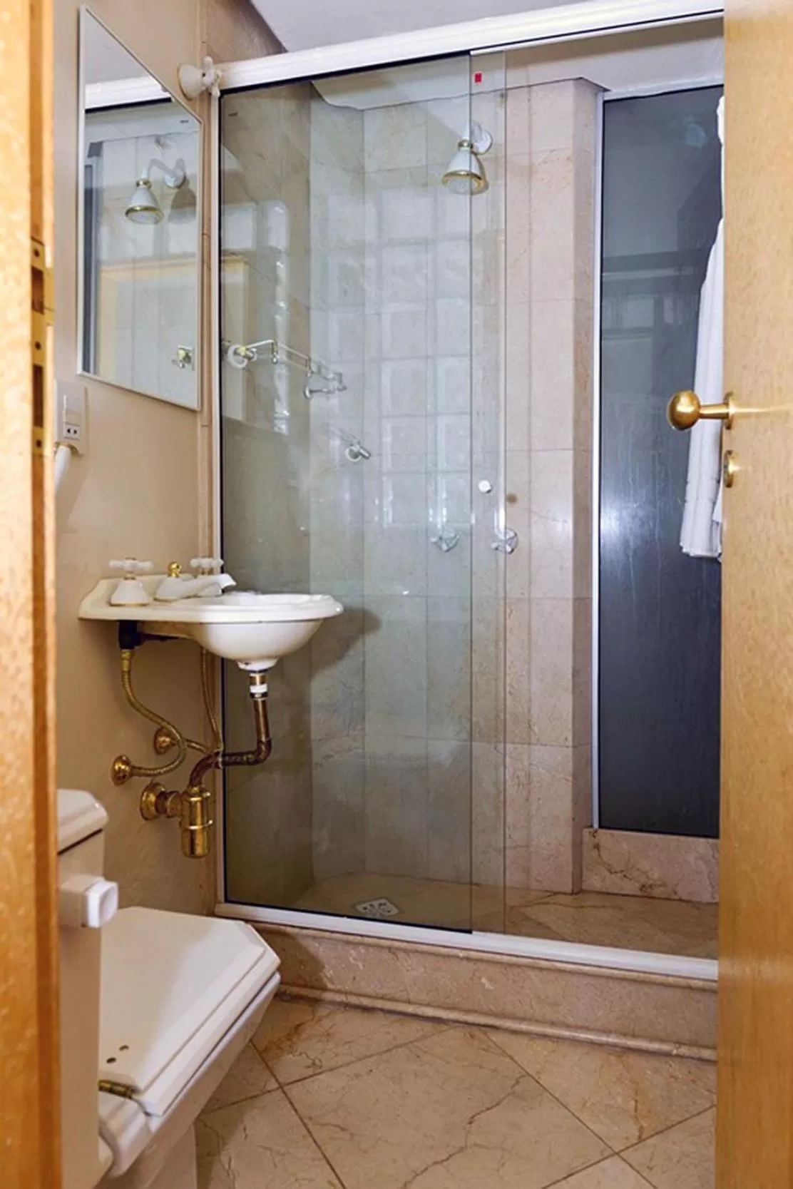 Bathroom in Portogalo Suite Hotel