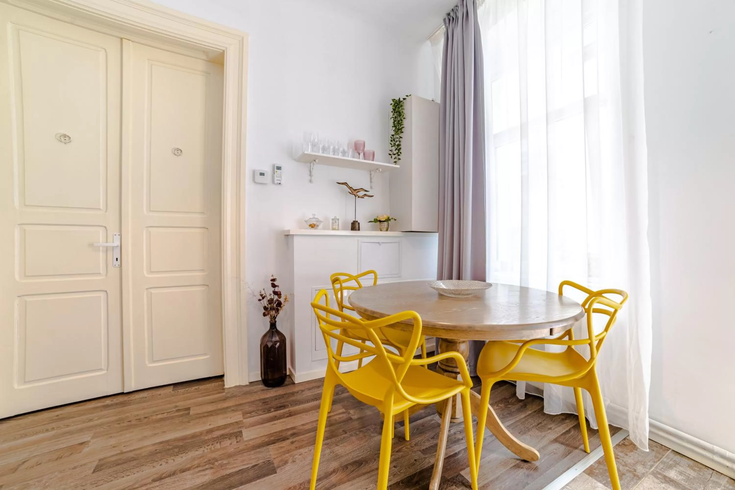 Dining area in ALBERT RESIDENCE Brasov with complimentary parking and 10 percent Food and Drinks