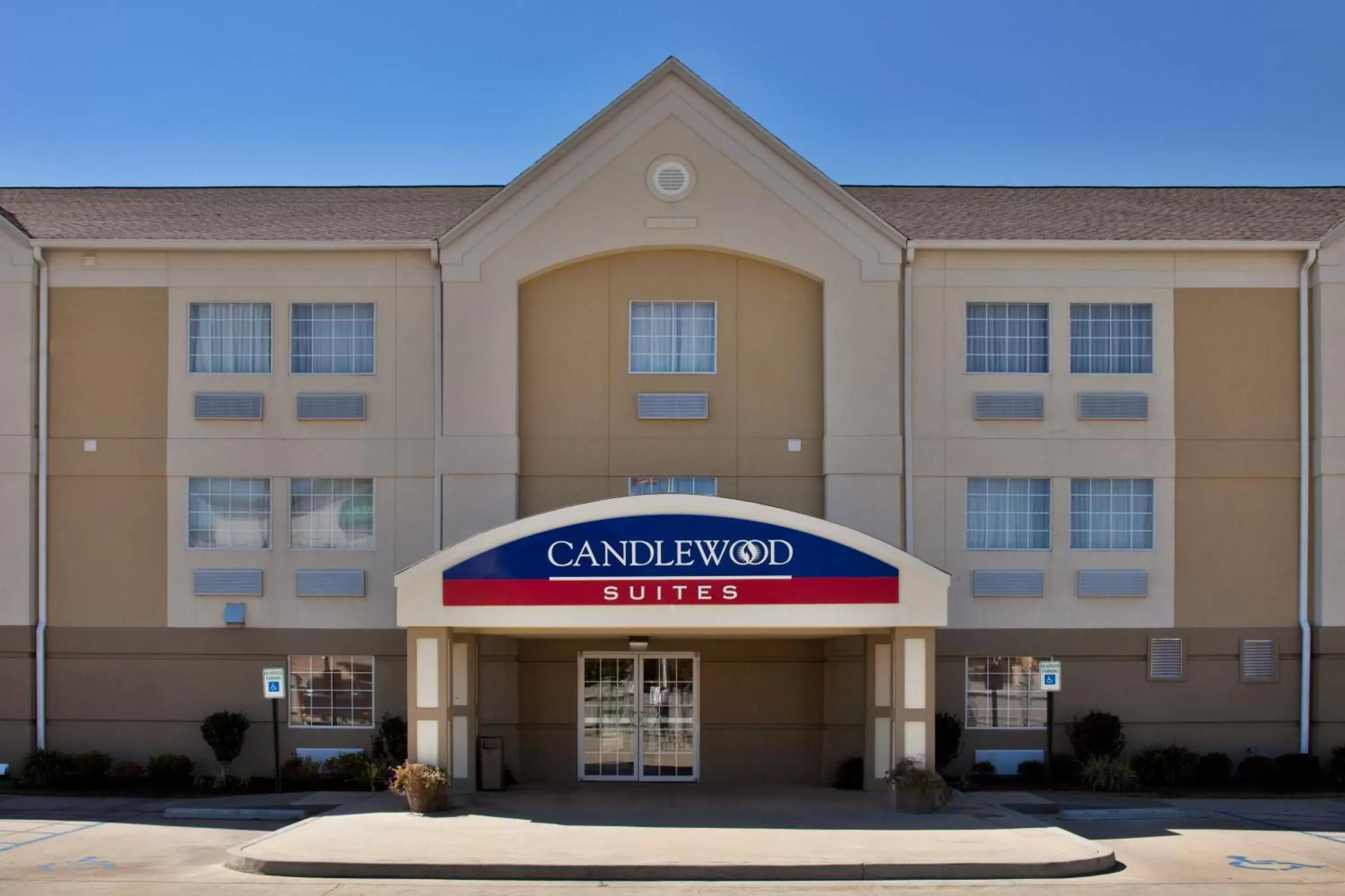 Property Building in Candlewood Suites Lake Charles-Sulphur, an IHG Hotel