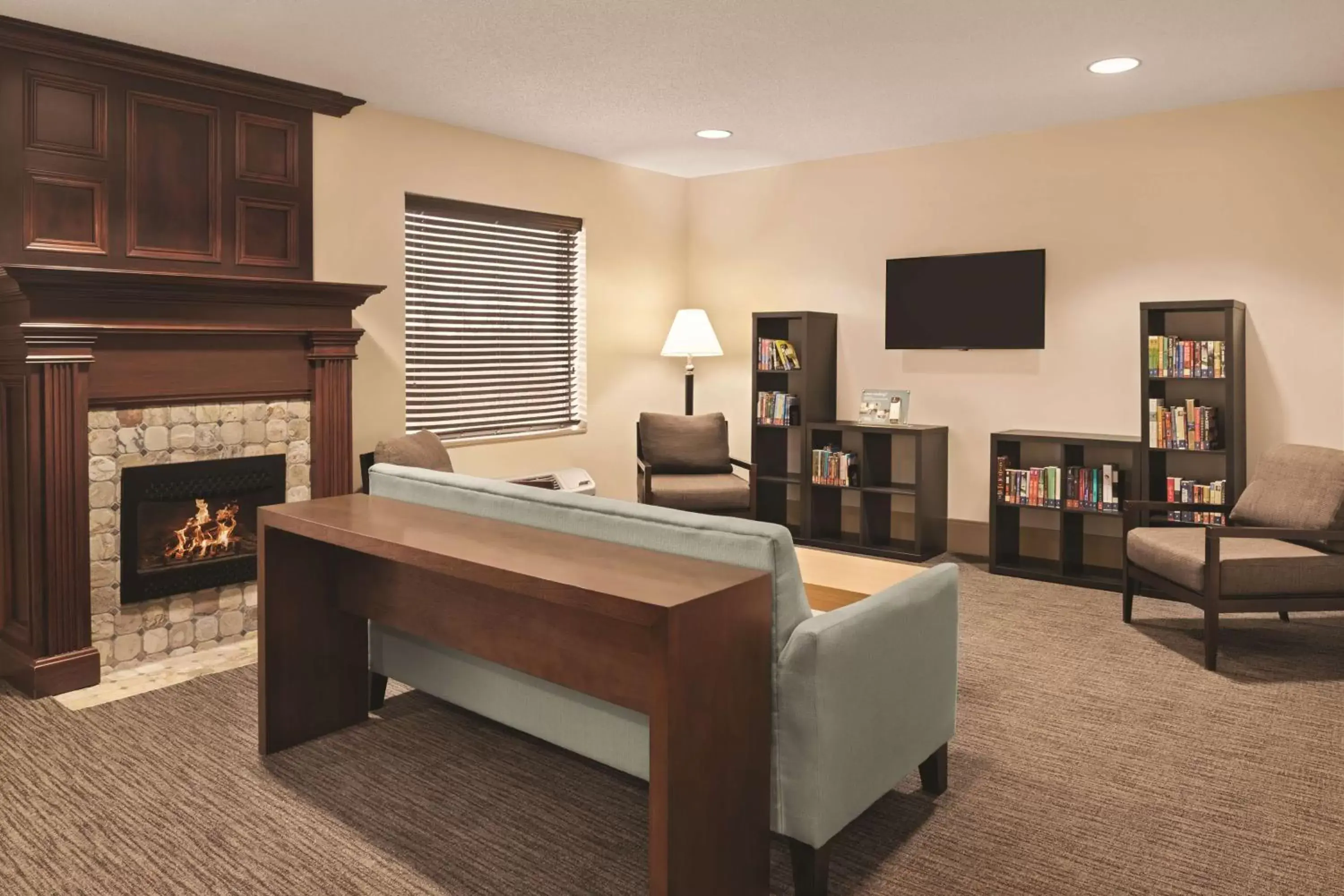 Communal lounge/ TV room in Country Inn & Suites by Radisson, Dayton South, OH