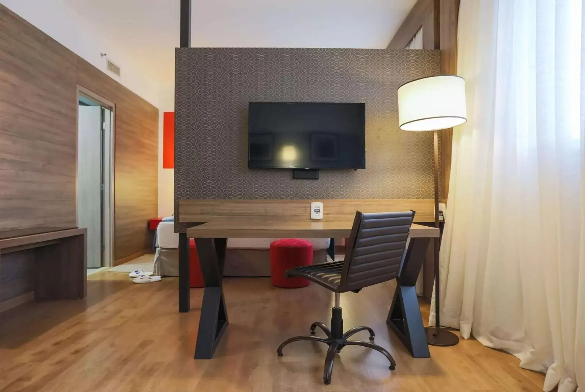 Photo of the whole room, TV/Entertainment Center in TRYP By Wyndham Ribeirão Preto