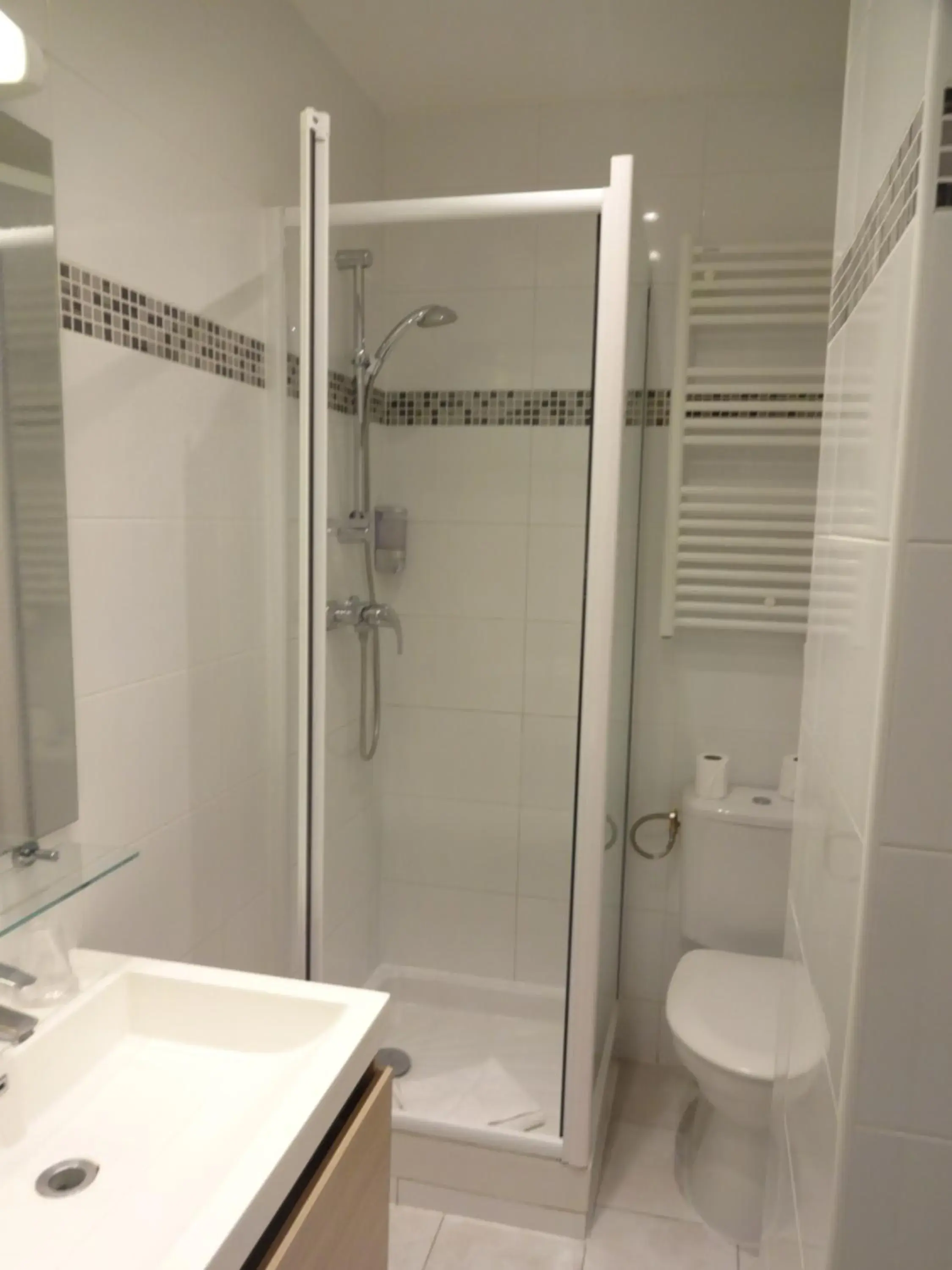 Shower, Bathroom in Hotel la Perle Montparnasse