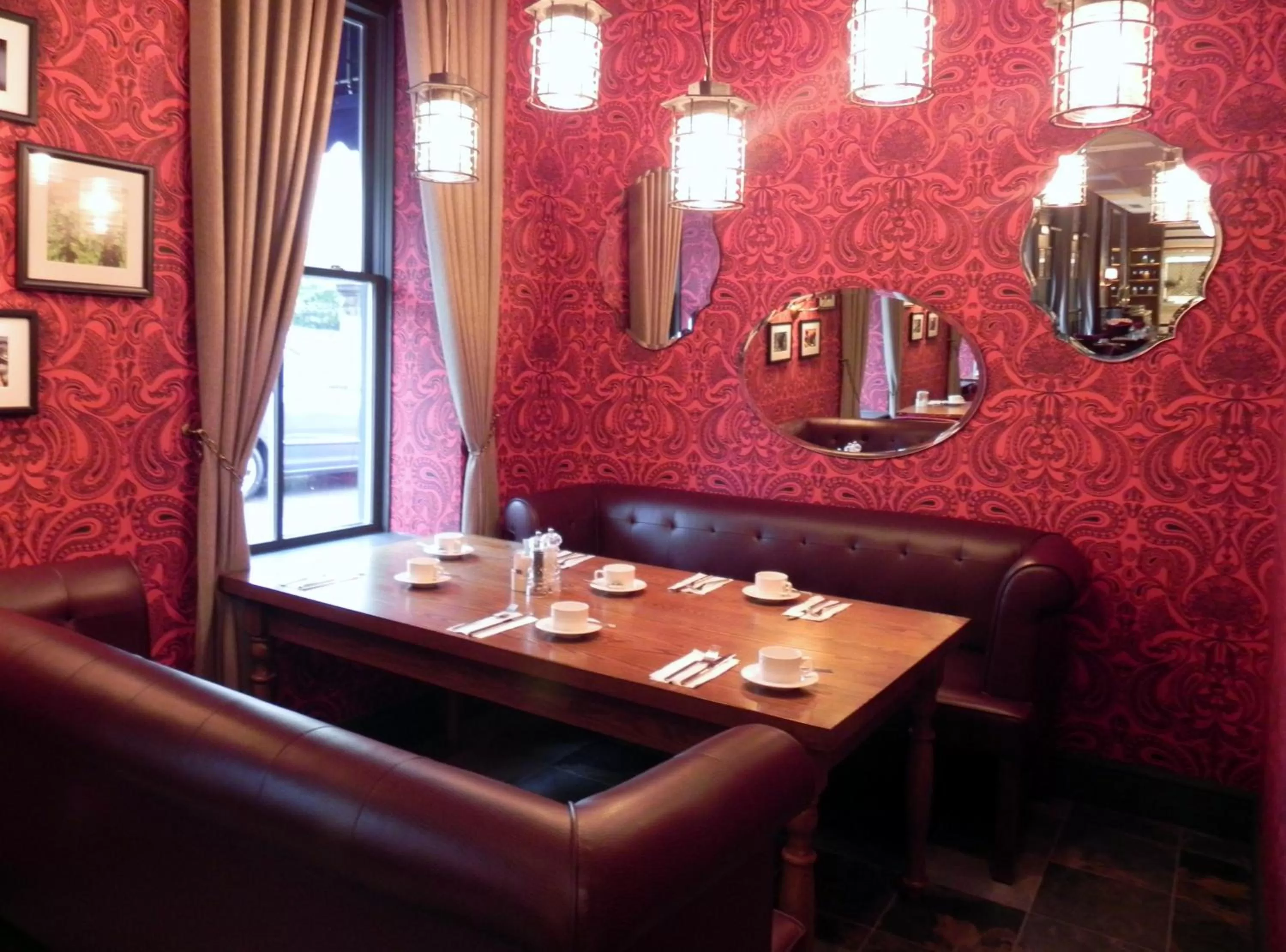 Restaurant/places to eat in DoubleTree by Hilton Ottawa Downtown