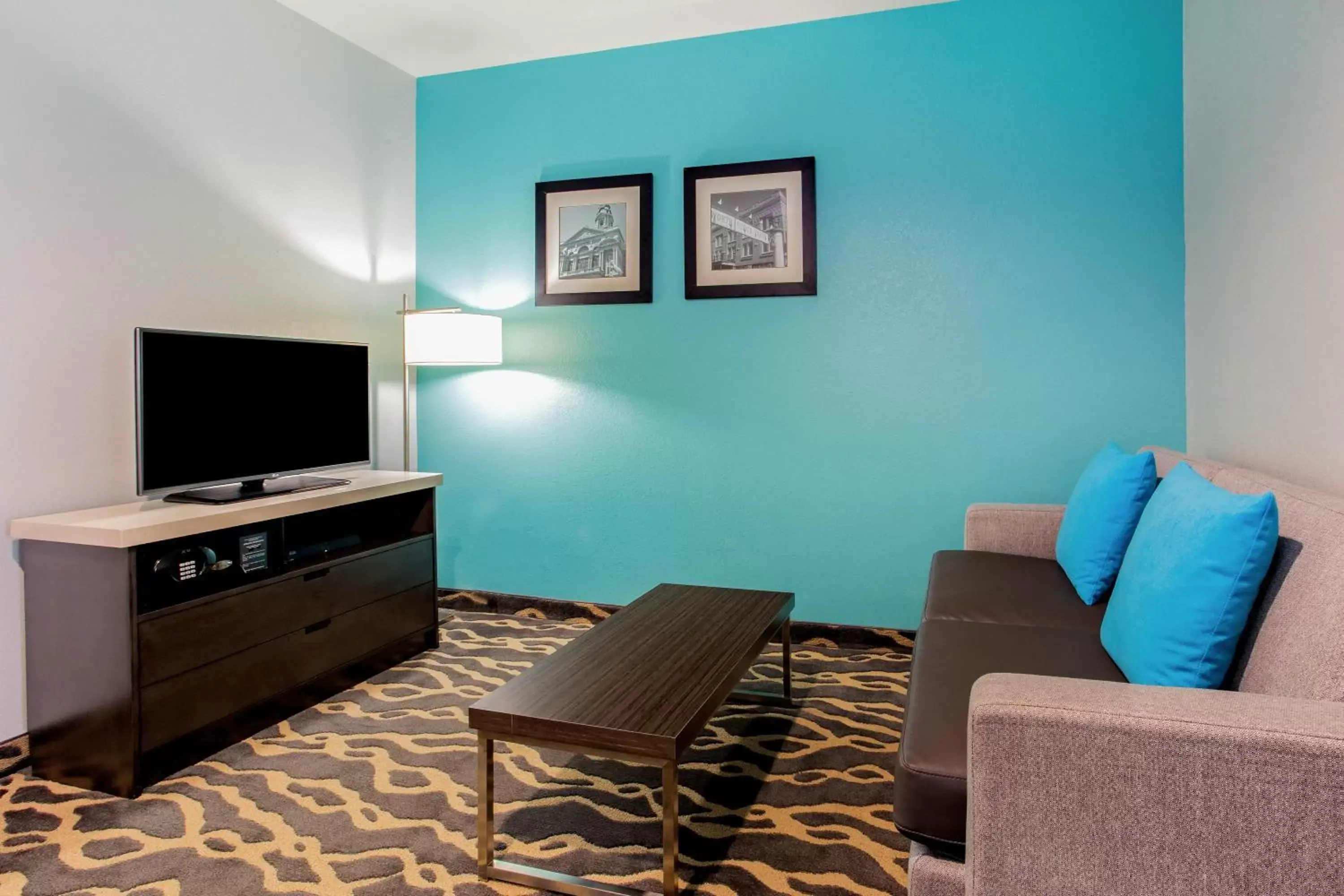 Living room, Seating Area in La Quinta Inn & Suites by Wyndham Northlake Ft. Worth