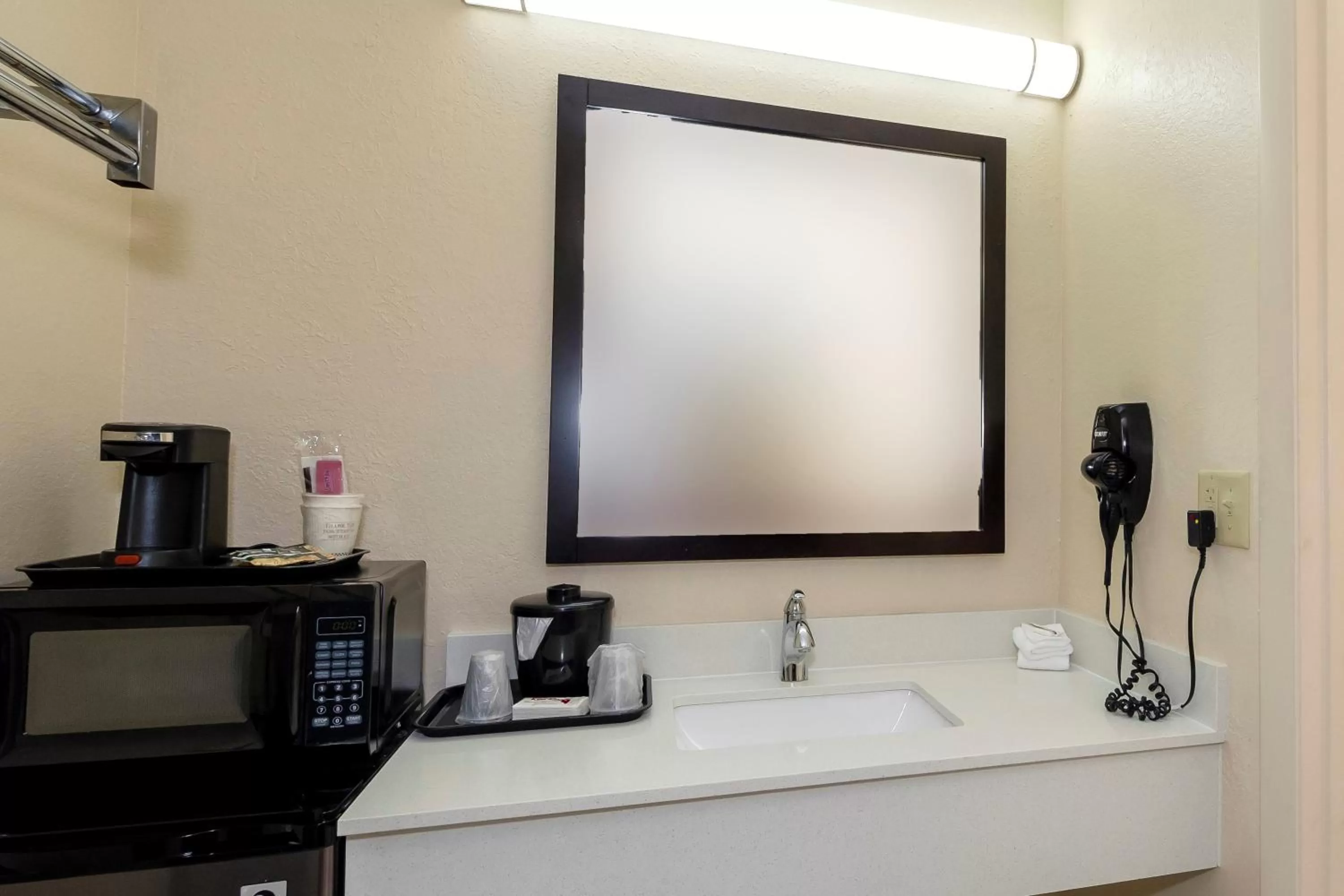 Bathroom in Red Roof Inn Ellenton - Bradenton NE