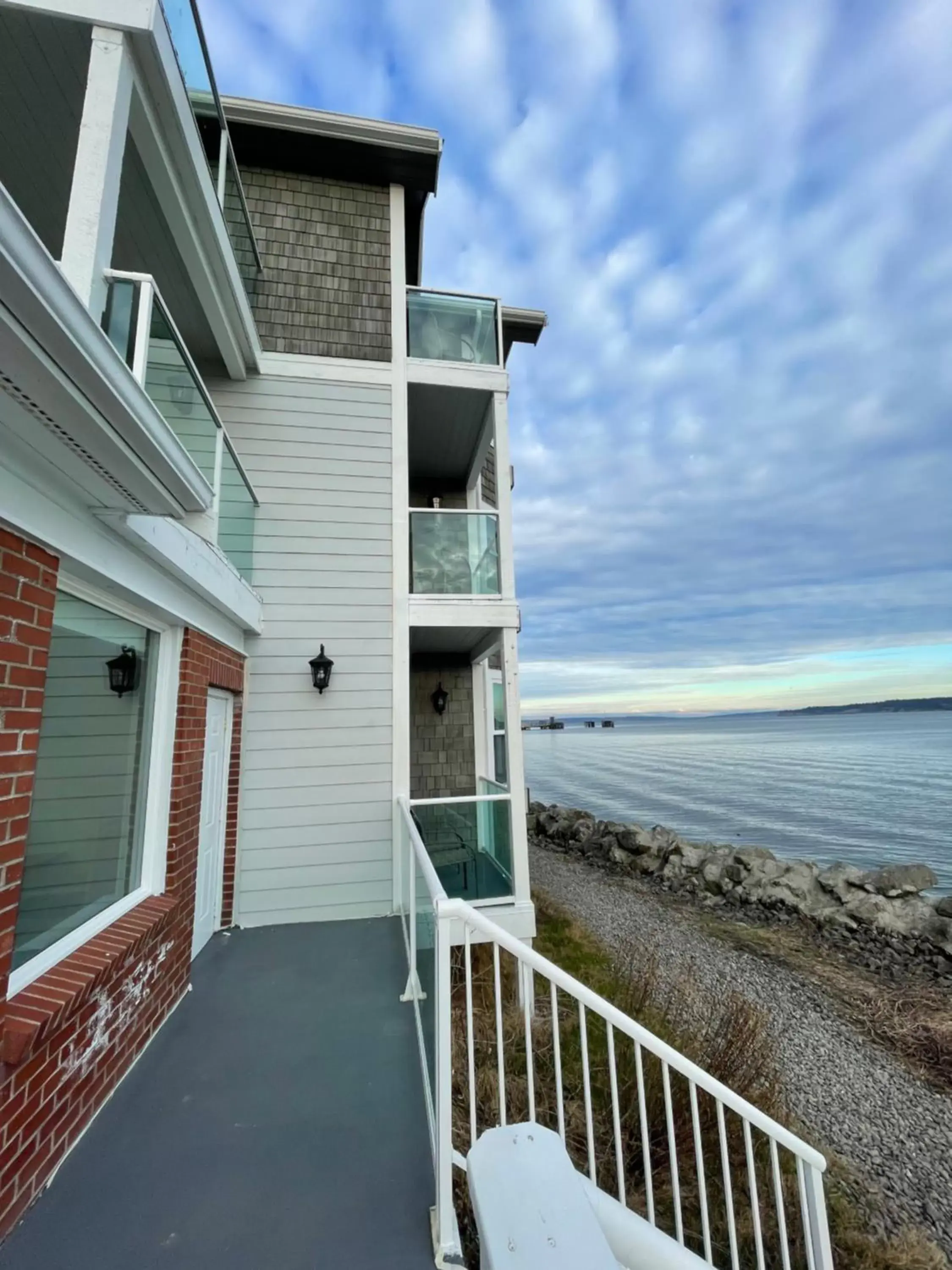 Balcony/Terrace, Property Building in Tides Inn & Suites