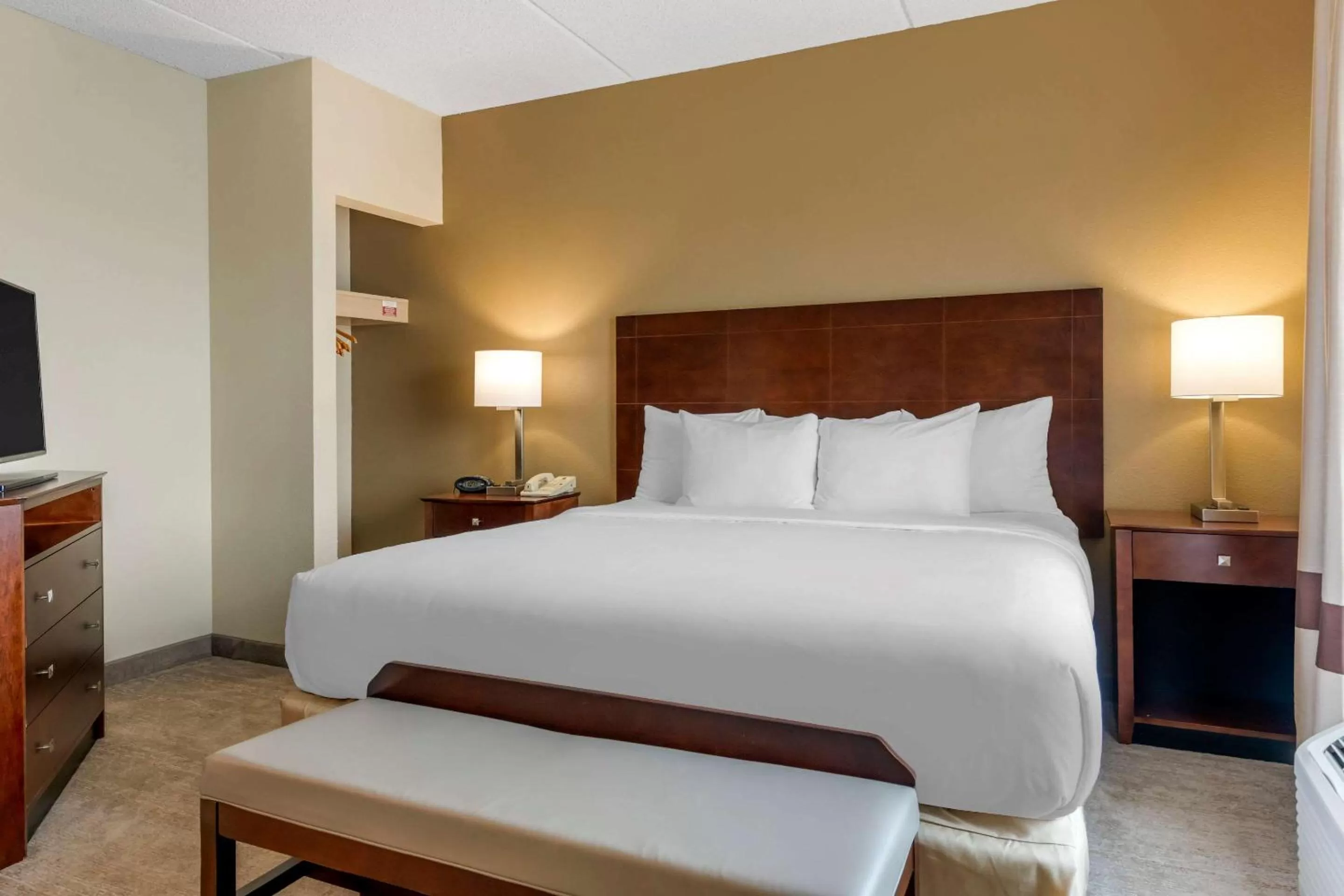 Photo of the whole room, Bed in Comfort Suites Near Universal Orlando Resort