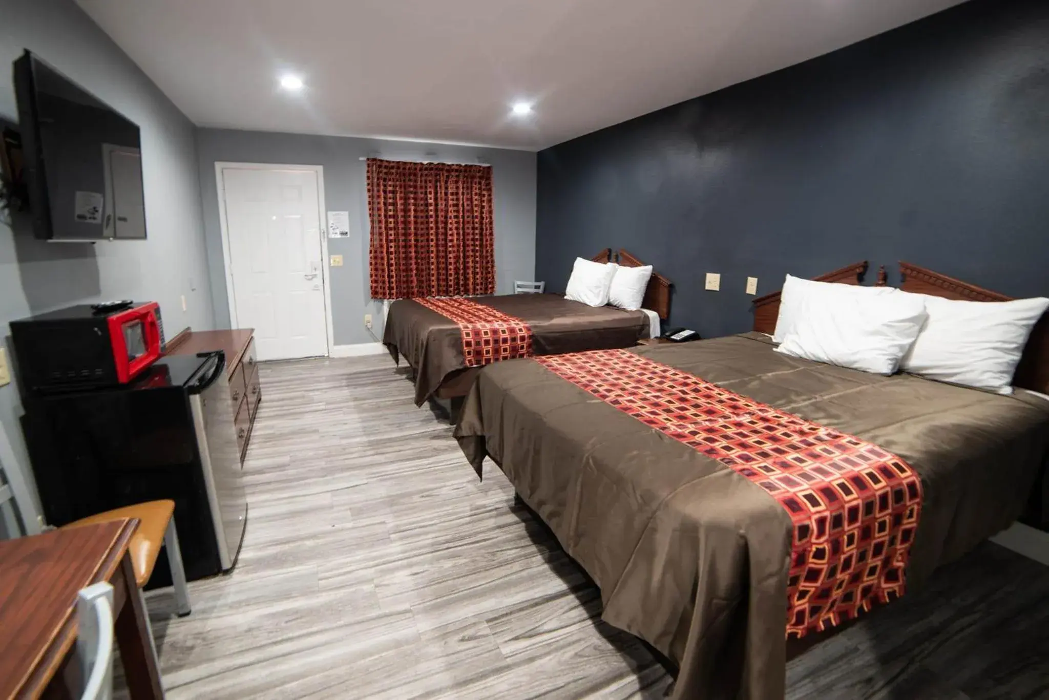 TV and multimedia, Bed in Americas Best Value Inn and Suites Siloam Springs