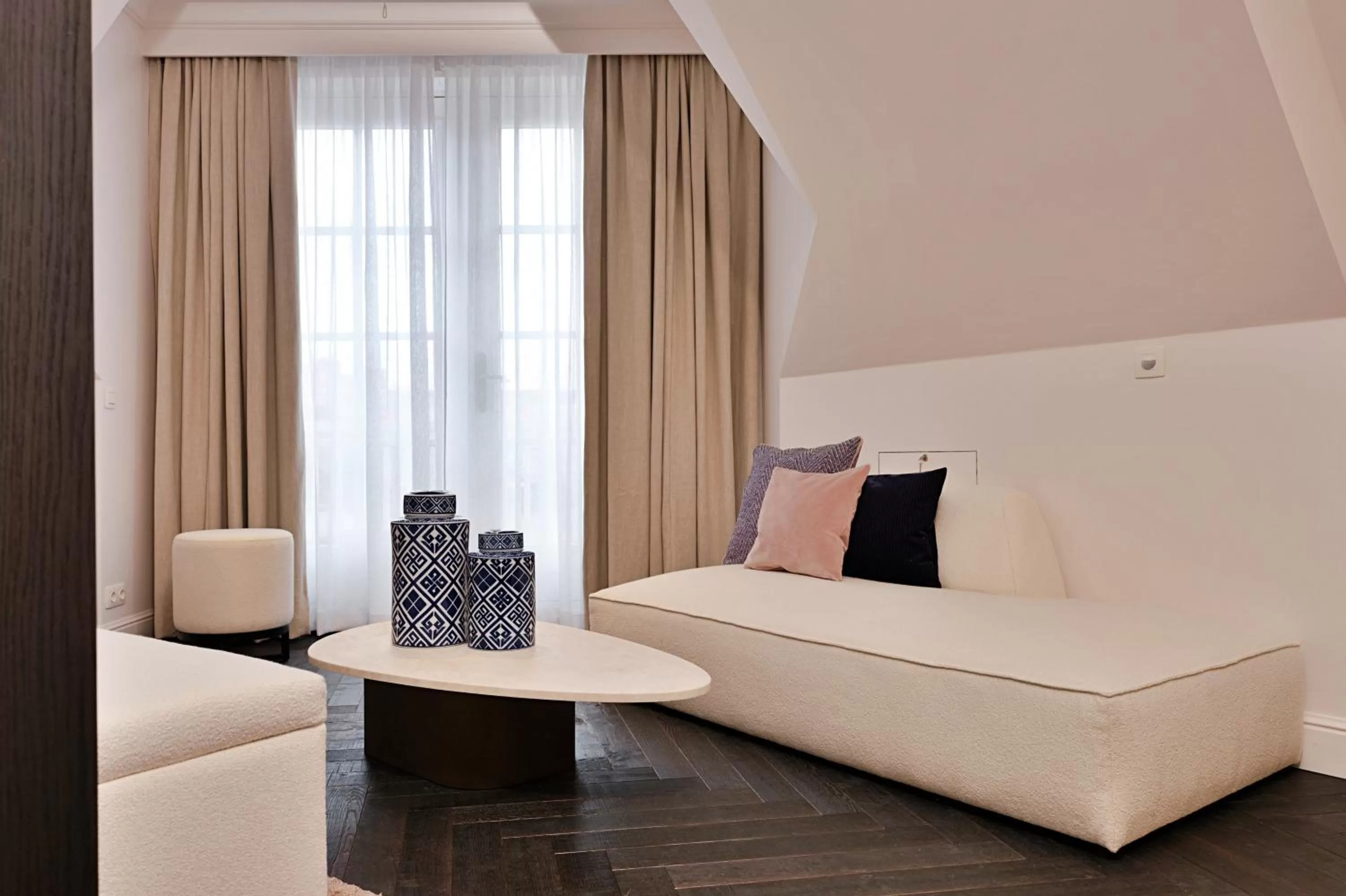 Seating area, Bed in De Lindenhoeve Boutique Hotel