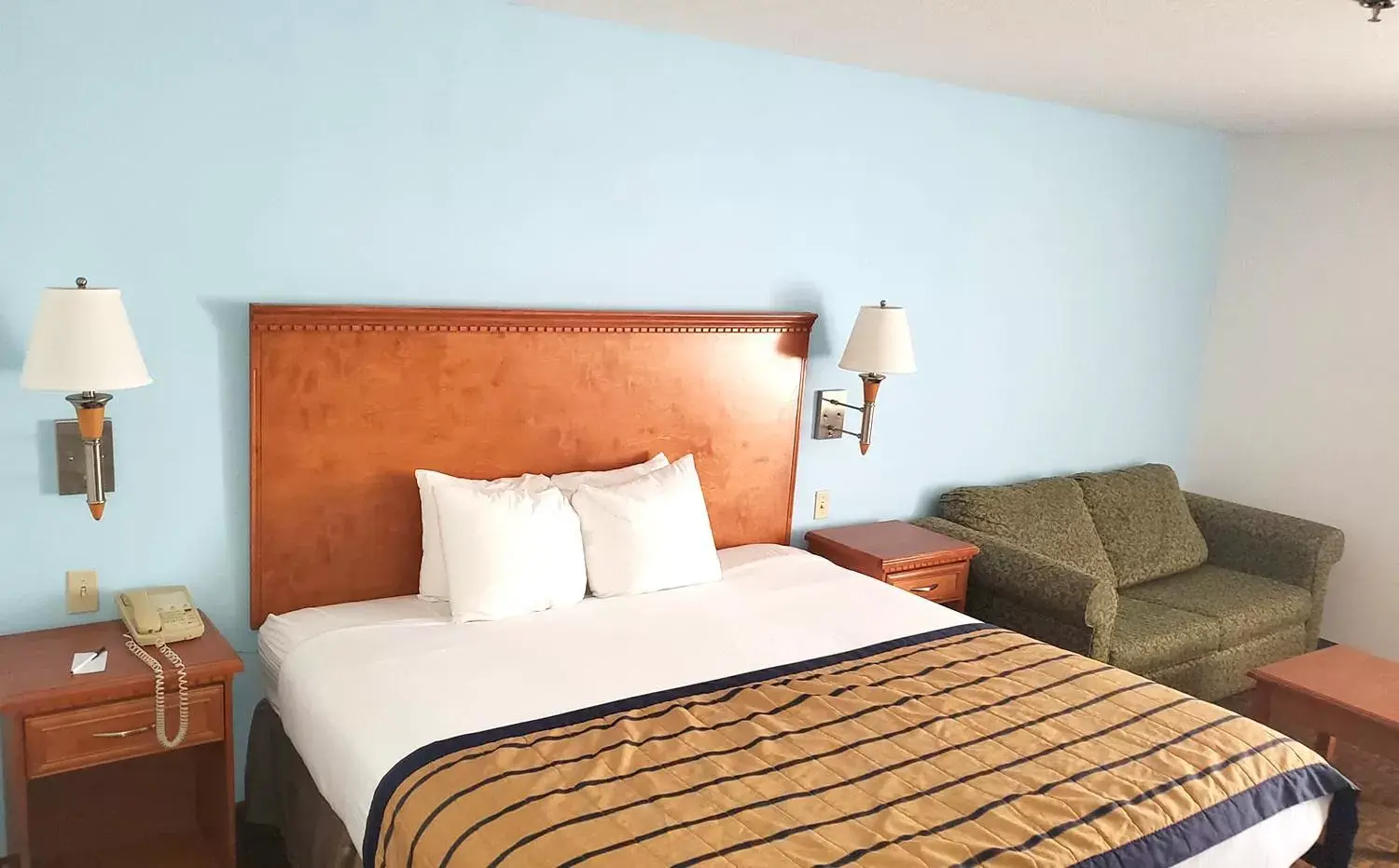 Bed in Coratel Inn & Suites by Jasper New Braunfels IH-35 EXT 189