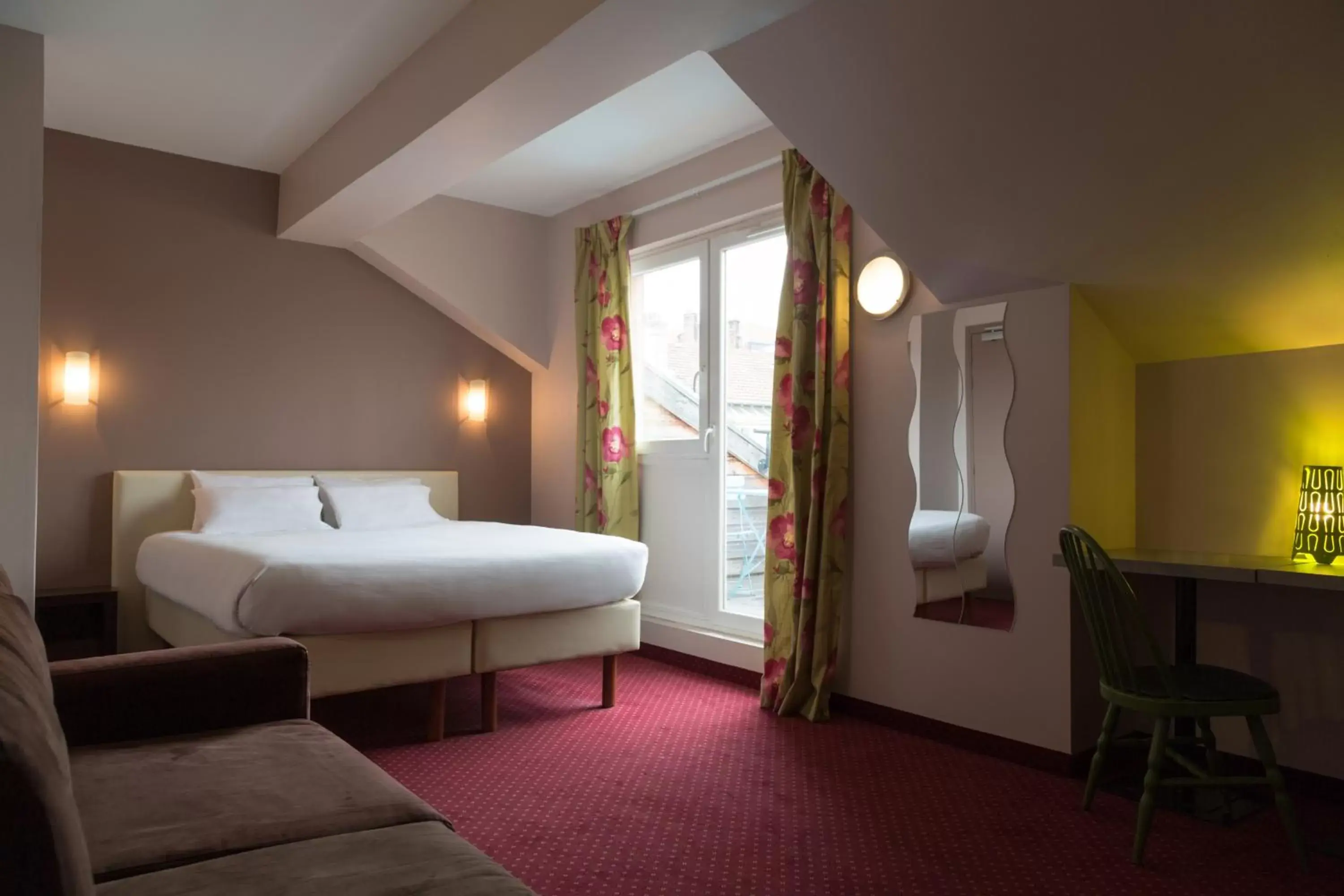 Photo of the whole room, Bed in Urban Style, Hôtel Le Cheval Noir, Saint-Étienne