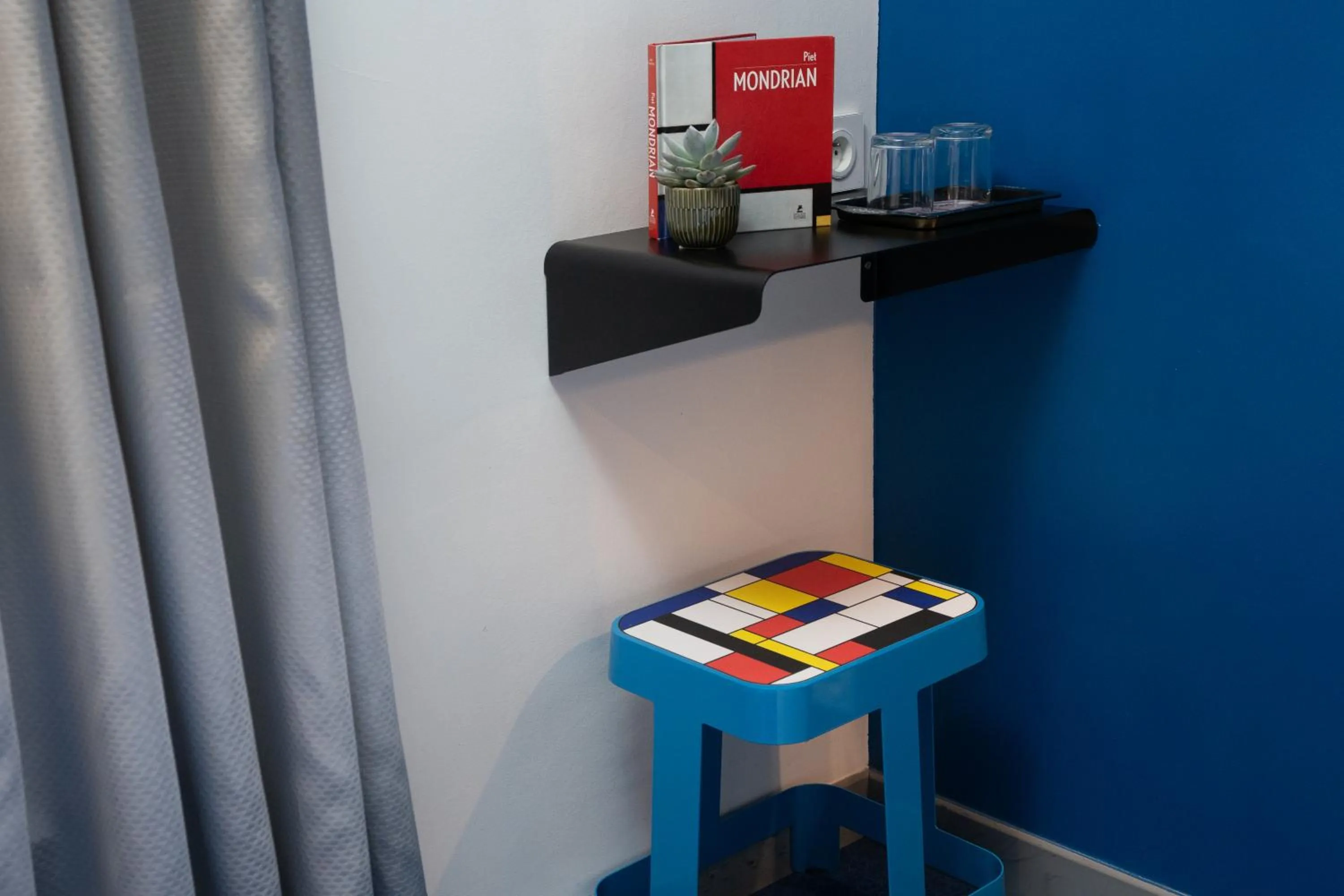 hair dresser in Hôtel Du Mont Dore Batignolles