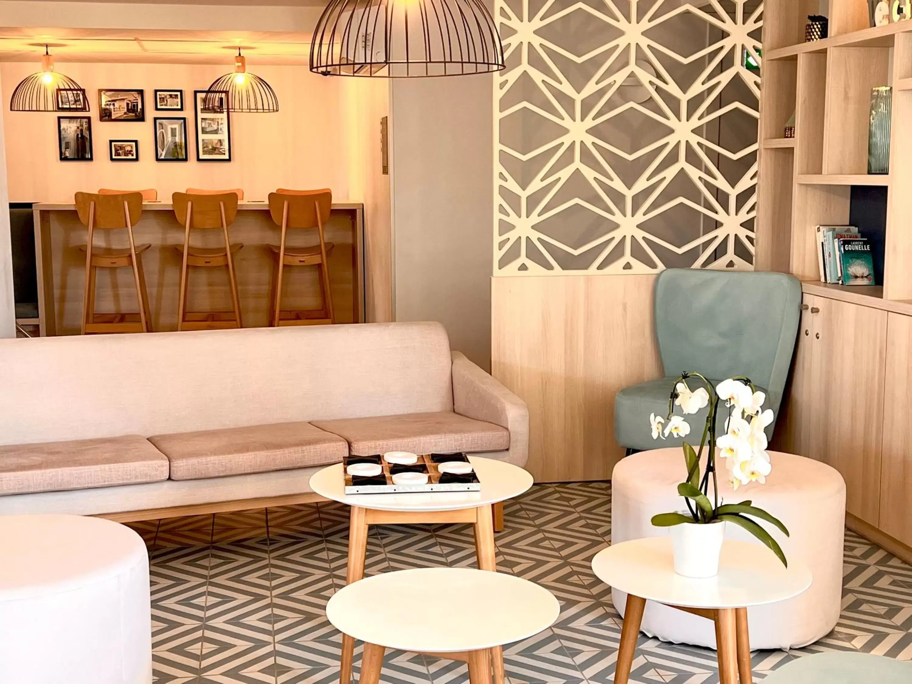 Living room, Seating Area in The Originals City, Hôtel Le Puech, Narbonne