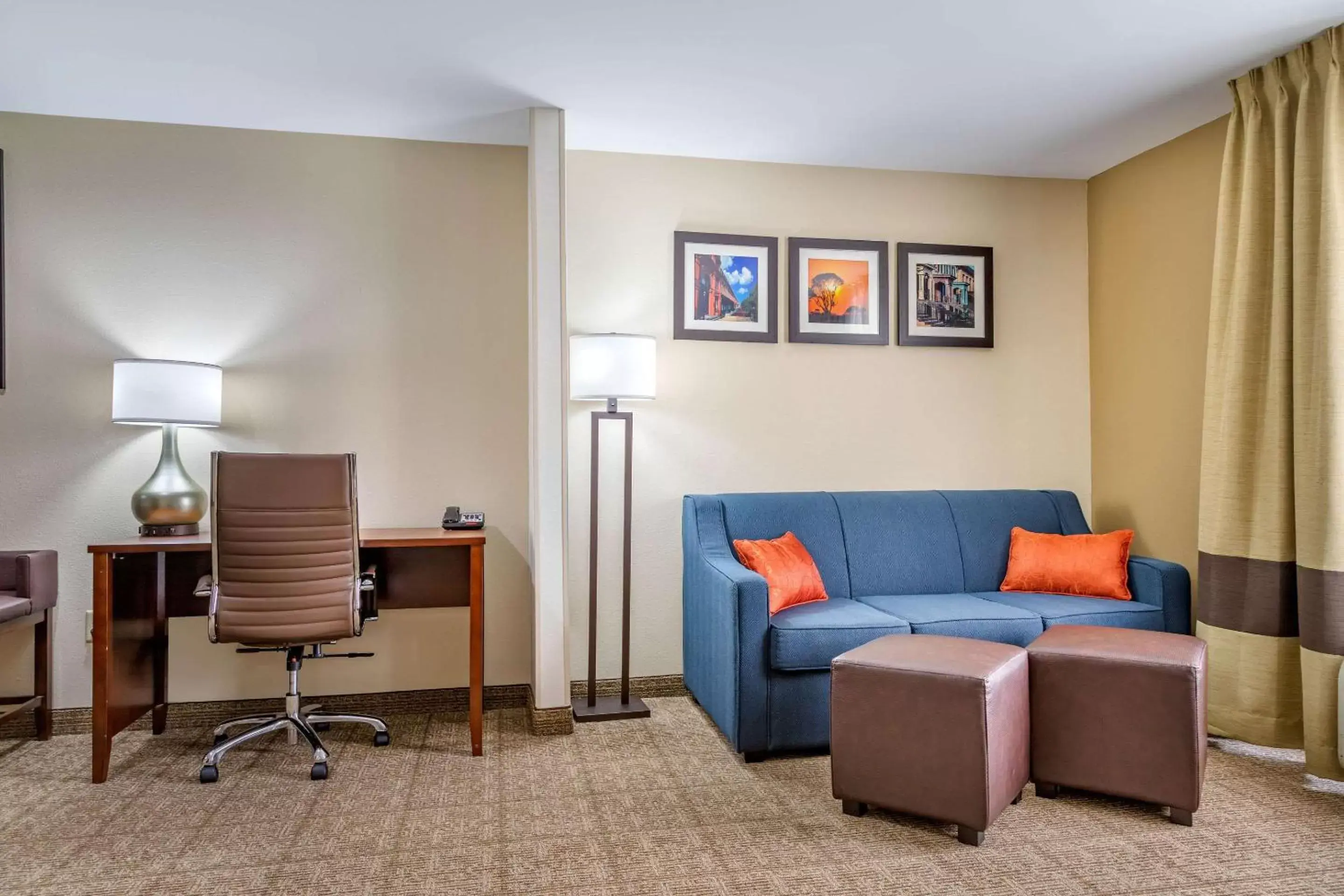 Photo of the whole room, Seating Area in Comfort Suites Savannah Gateway I-95