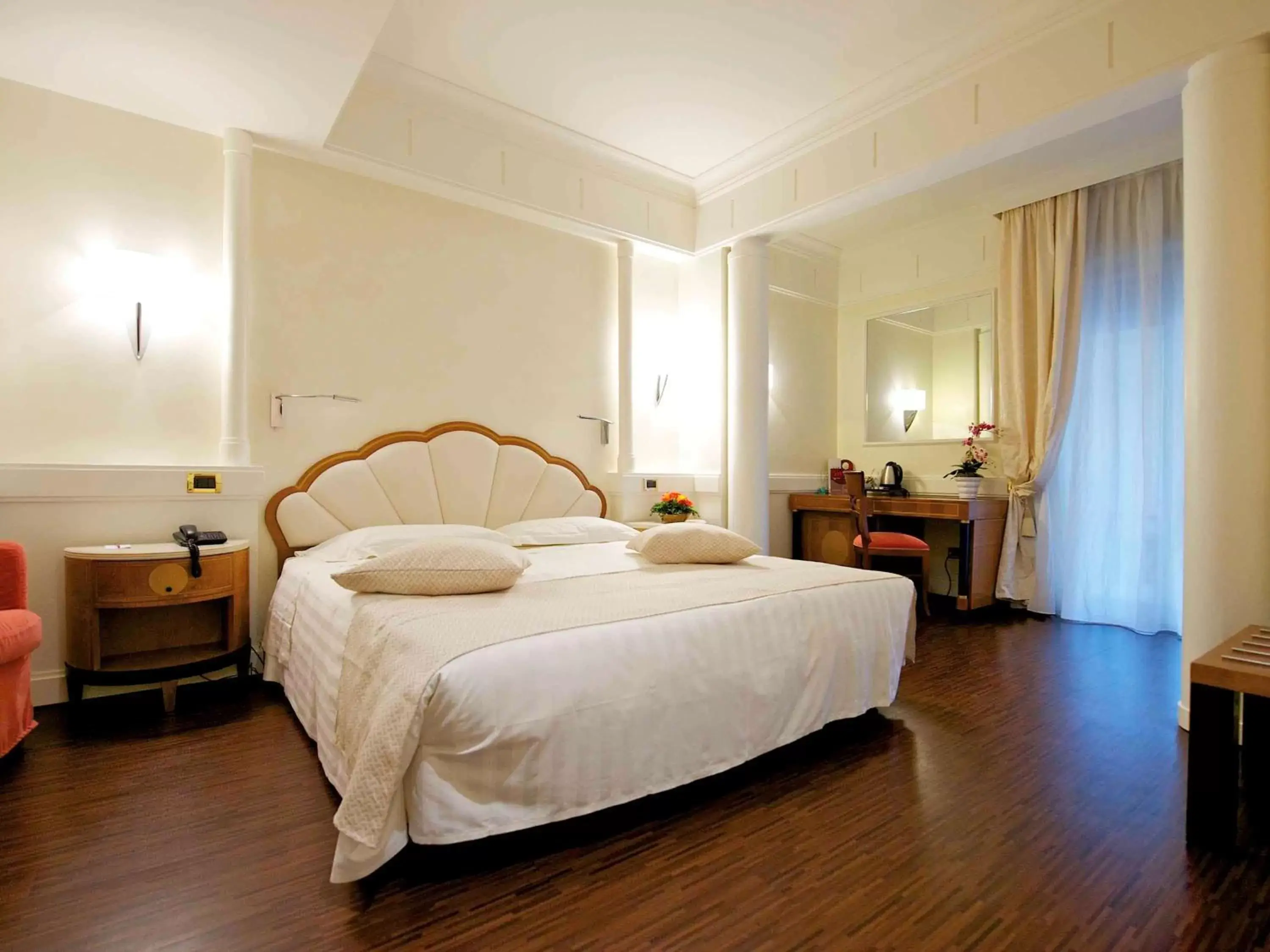 Photo of the whole room, Bed in Mercure Parma Stendhal