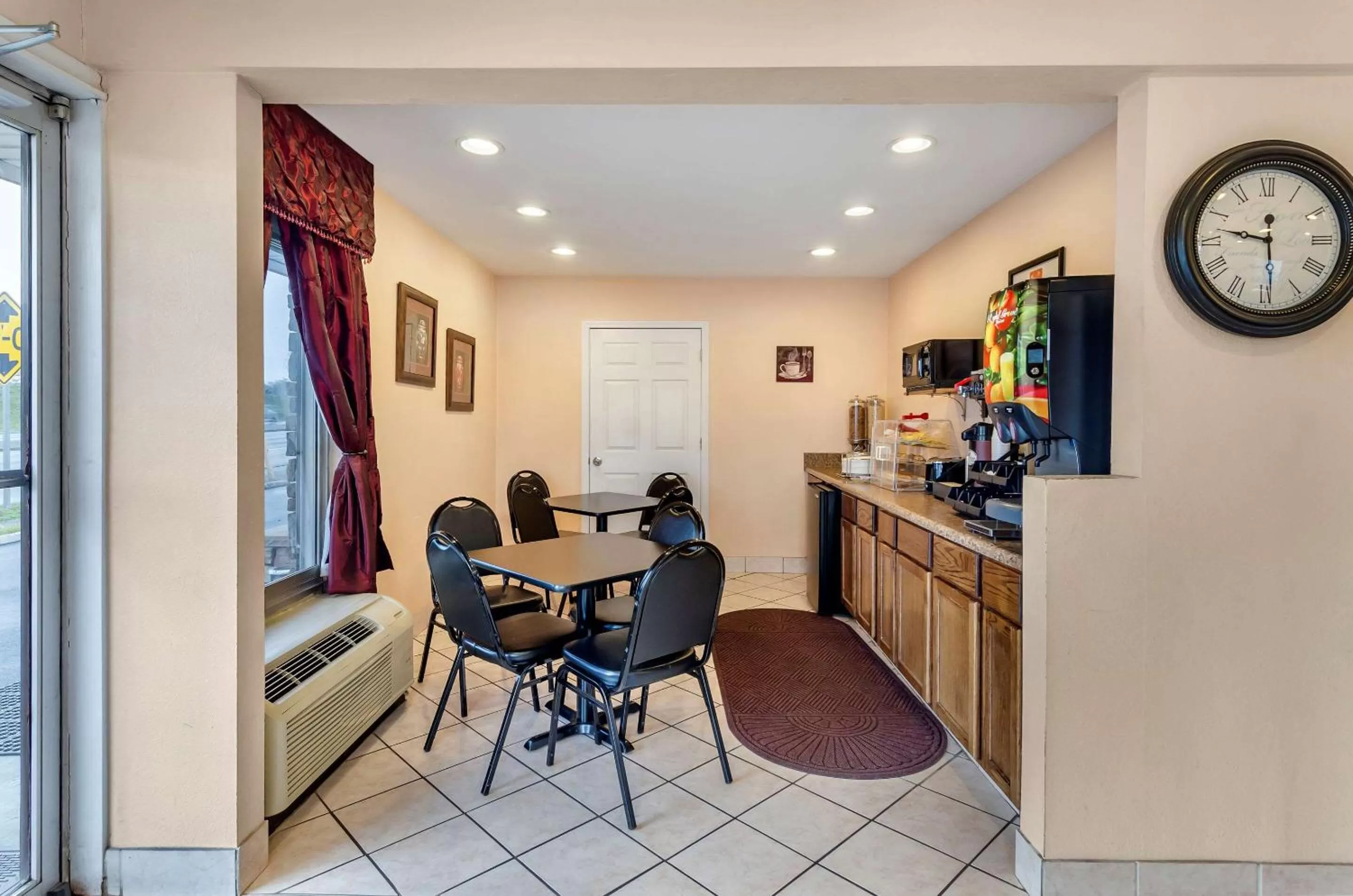 Restaurant/places to eat in Econo Lodge Roanoke Civic Center