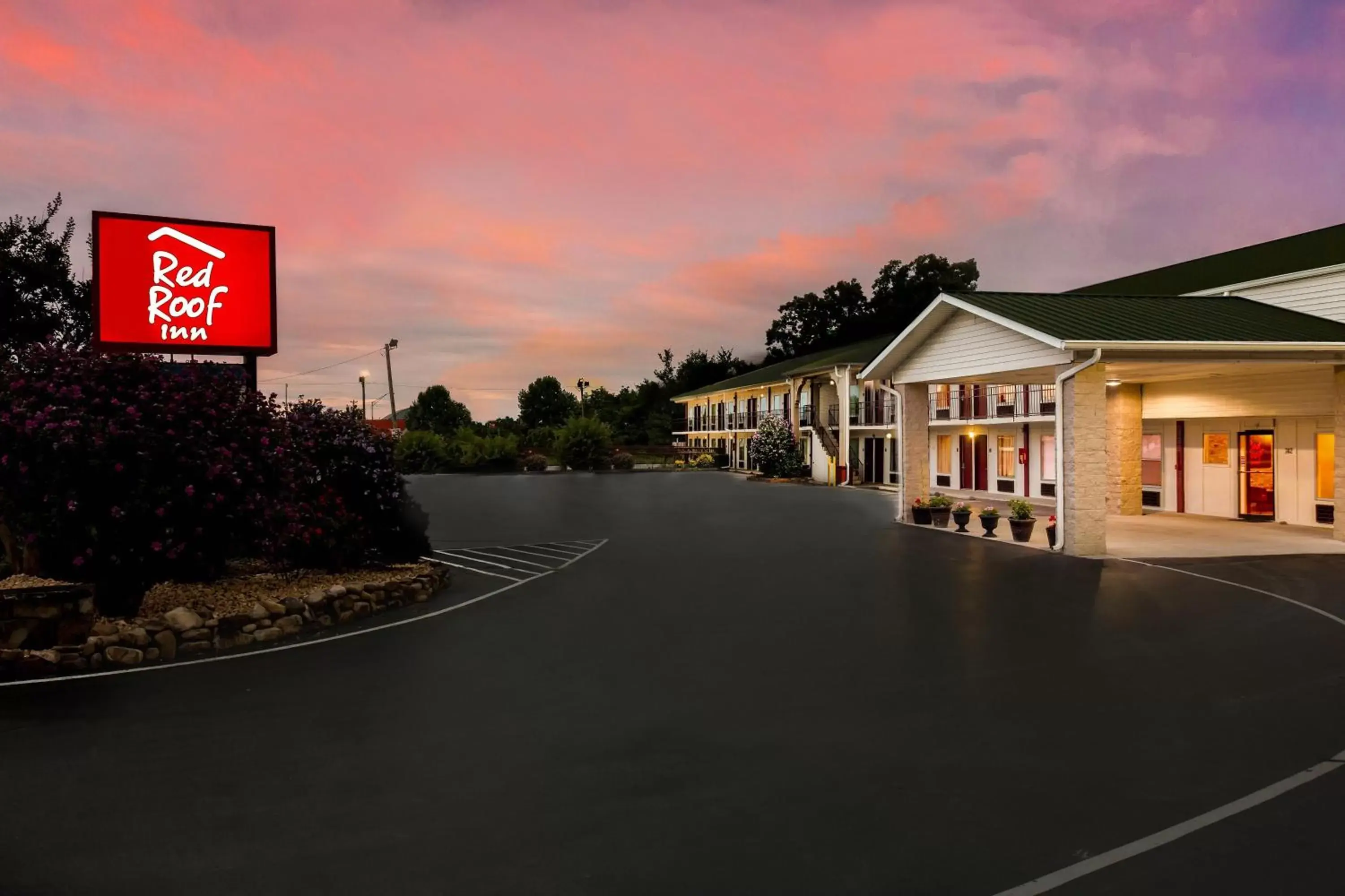 Property Building in Red Roof Inn Monteagle - I-24
