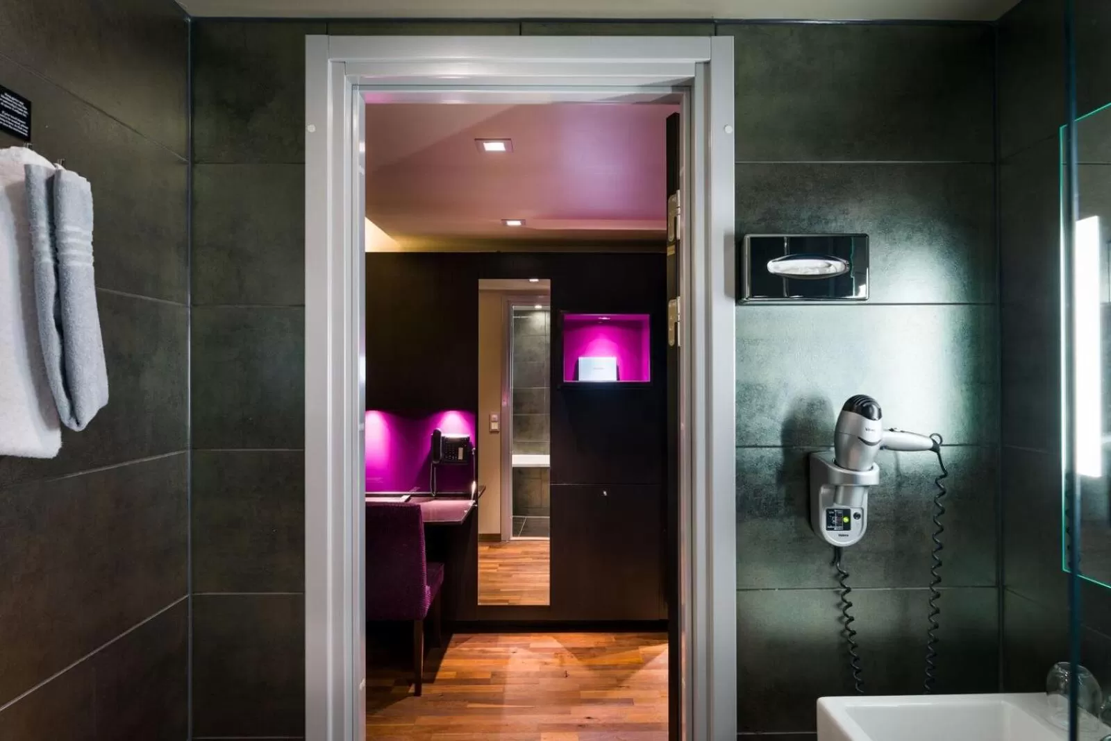 Bathroom in Home Hotel Folketeateret